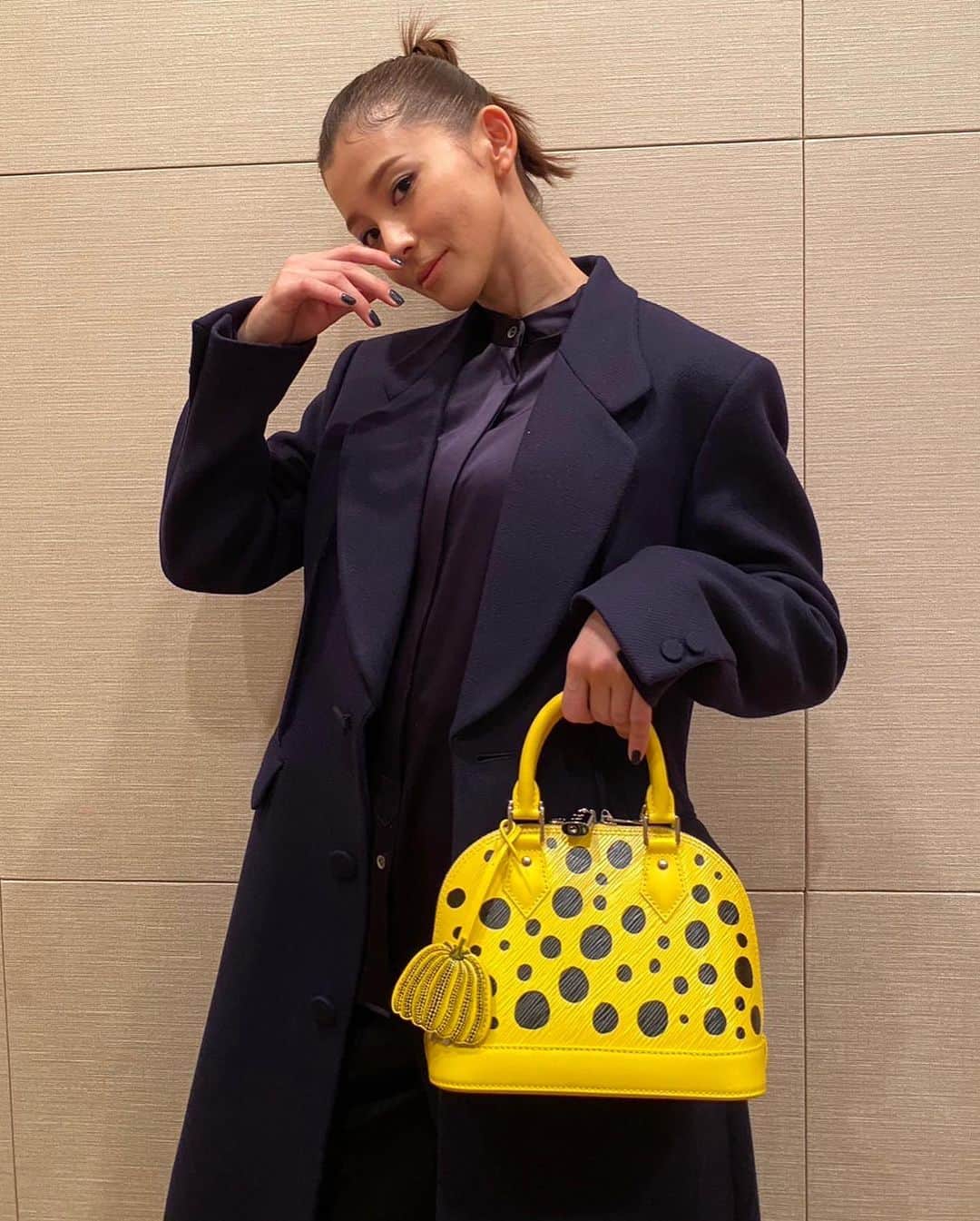 朝比奈彩さんのインスタグラム写真 - (朝比奈彩Instagram)「. . . ドット可愛い💛🖤💛🖤 . . #LVxYayoiKusama #LVFashion @louisvuitton  . .」12月28日 13時04分 - asahina_aya