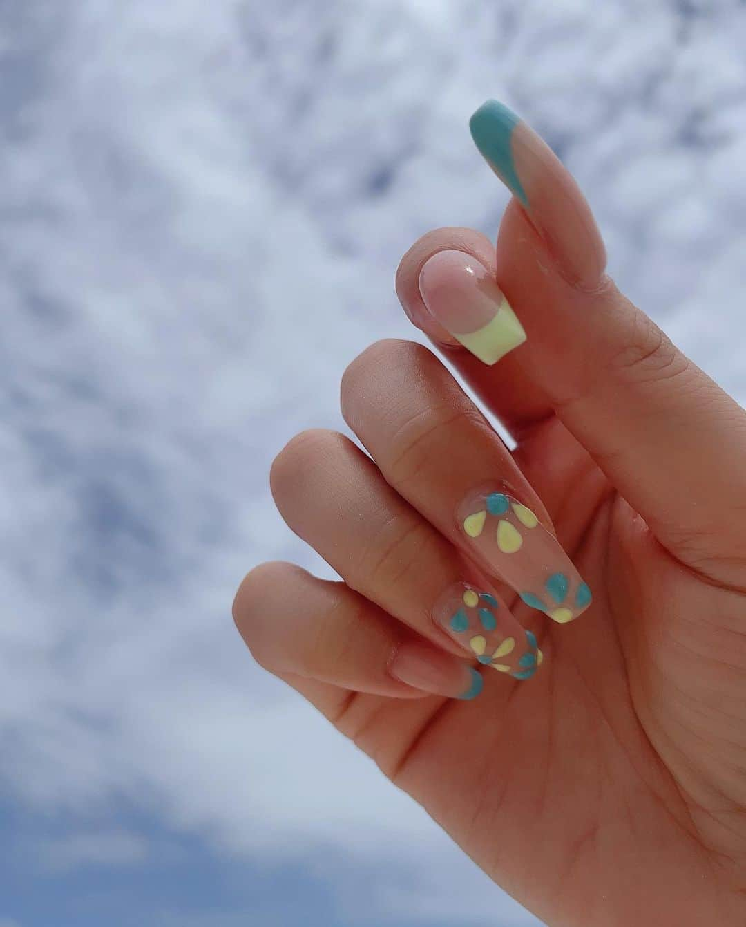 鈴木愛美さんのインスタグラム写真 - (鈴木愛美Instagram)「: 𝑺𝒖𝒎𝒎𝒆𝒓 𝒏𝒂𝒊𝒍💅💙💕  完全に載せ忘れてたSummernail♡ めっちゃ可愛かったのに載せ忘れてた😭💭 （時差更新とかのレベルじゃないw←）  今日は、今年最後のネイルに行ってきます✌🏾🌈  #nail #nails #naildesign #summernails #summernail #ネイル #ネイルデザイン」12月28日 13時47分 - x.manya.x