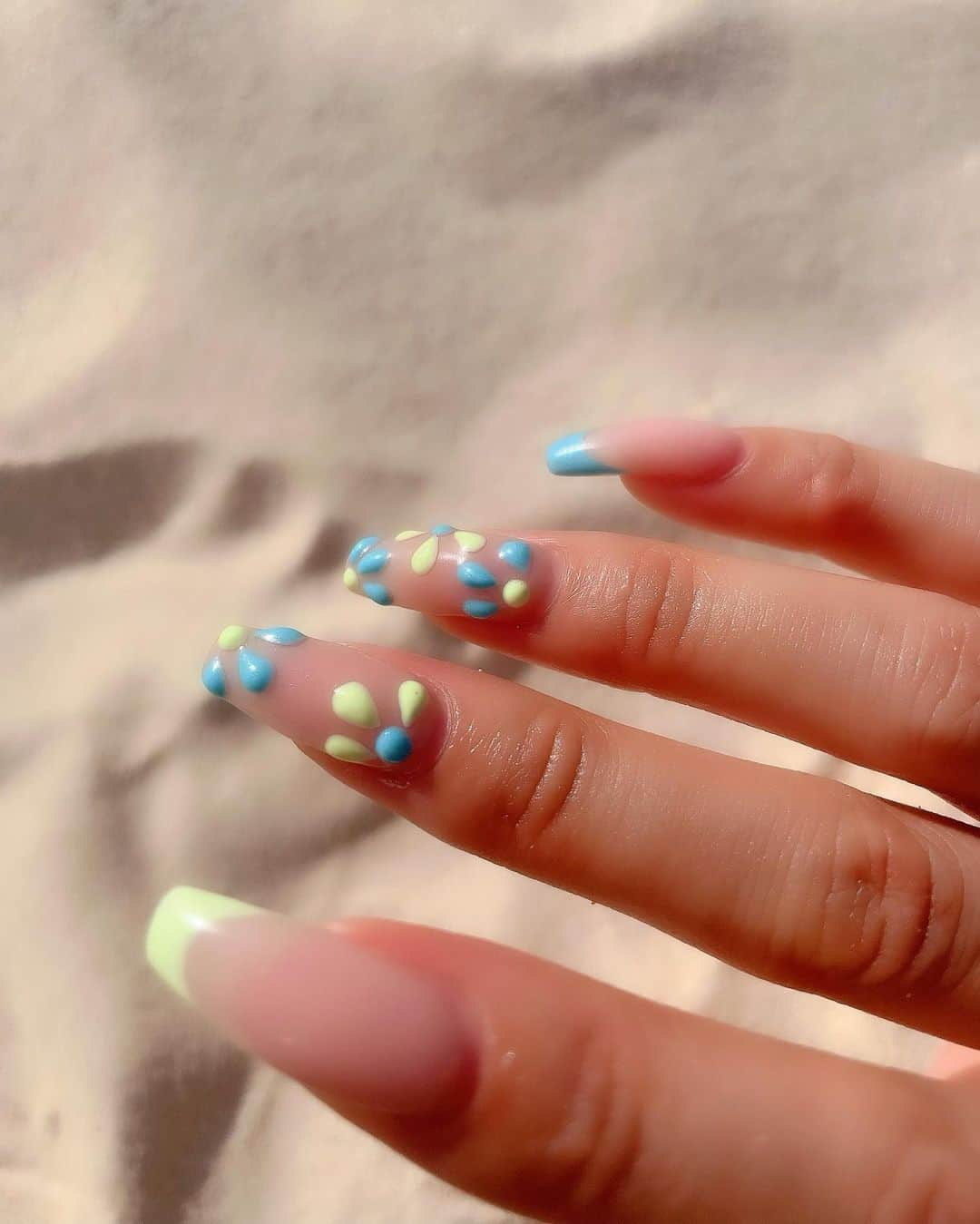 鈴木愛美さんのインスタグラム写真 - (鈴木愛美Instagram)「: 𝑺𝒖𝒎𝒎𝒆𝒓 𝒏𝒂𝒊𝒍💅💙💕  完全に載せ忘れてたSummernail♡ めっちゃ可愛かったのに載せ忘れてた😭💭 （時差更新とかのレベルじゃないw←）  今日は、今年最後のネイルに行ってきます✌🏾🌈  #nail #nails #naildesign #summernails #summernail #ネイル #ネイルデザイン」12月28日 13時47分 - x.manya.x