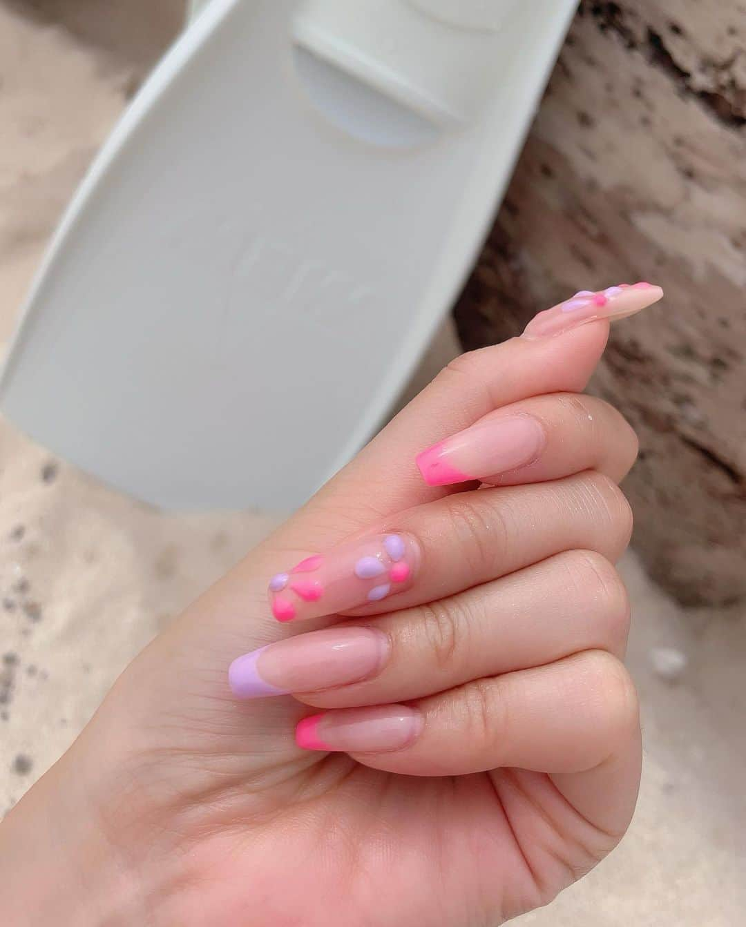 鈴木愛美さんのインスタグラム写真 - (鈴木愛美Instagram)「: 𝑺𝒖𝒎𝒎𝒆𝒓 𝒏𝒂𝒊𝒍💅💙💕  完全に載せ忘れてたSummernail♡ めっちゃ可愛かったのに載せ忘れてた😭💭 （時差更新とかのレベルじゃないw←）  今日は、今年最後のネイルに行ってきます✌🏾🌈  #nail #nails #naildesign #summernails #summernail #ネイル #ネイルデザイン」12月28日 13時47分 - x.manya.x