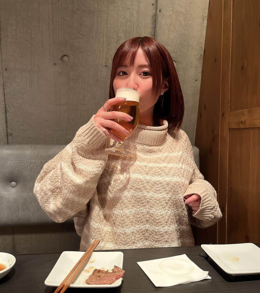 成瀬心美さんのインスタグラム写真 - (成瀬心美Instagram)「🍖  いしすと忘年会してきたぞ！  この間ホルモン食べたから 今度は焼肉だーっ！ って 恵比寿のうしごろバンビーナさんへ。  やっぱりタンとハラミが好き過ぎて 極みタンってやつ美味し過ぎた、、  お肉にはまずビールだろ！ って感じで飲んでたら 美味し過ぎて何杯も飲んで 見事に出来上がりました(  1年の話をしたり 来年どうしたいかの話をしたり いしすとはなんでも話せる仲に なったなぁ🥰  いつかTBSラジオでも 会えたらいいのに✨  なんて野望を持っています💪 いしすもリポーターやってるから☺️  美味しいものを食べながら こうして話す時間がすき♡  そして彼女は ご飯食べてると 「あ、それかわいいから撮ってあげる」 ってよく写真を撮ってくれます。🤣  でも私も彼女の顔大好き過ぎるから 撮り合ってるのに 私が酔っ払ってツーショットが 無い大失態。すんませ🤣  またすぐ会うから その時に🙋‍♀️  そのあとカラオケして 良いお年をしました😚  #恵比寿 #焼肉 #うしごろバンビーナ #恵比寿焼肉 #ビール #忘年会 #酔っ払い」12月28日 14時59分 - coco3ndazo