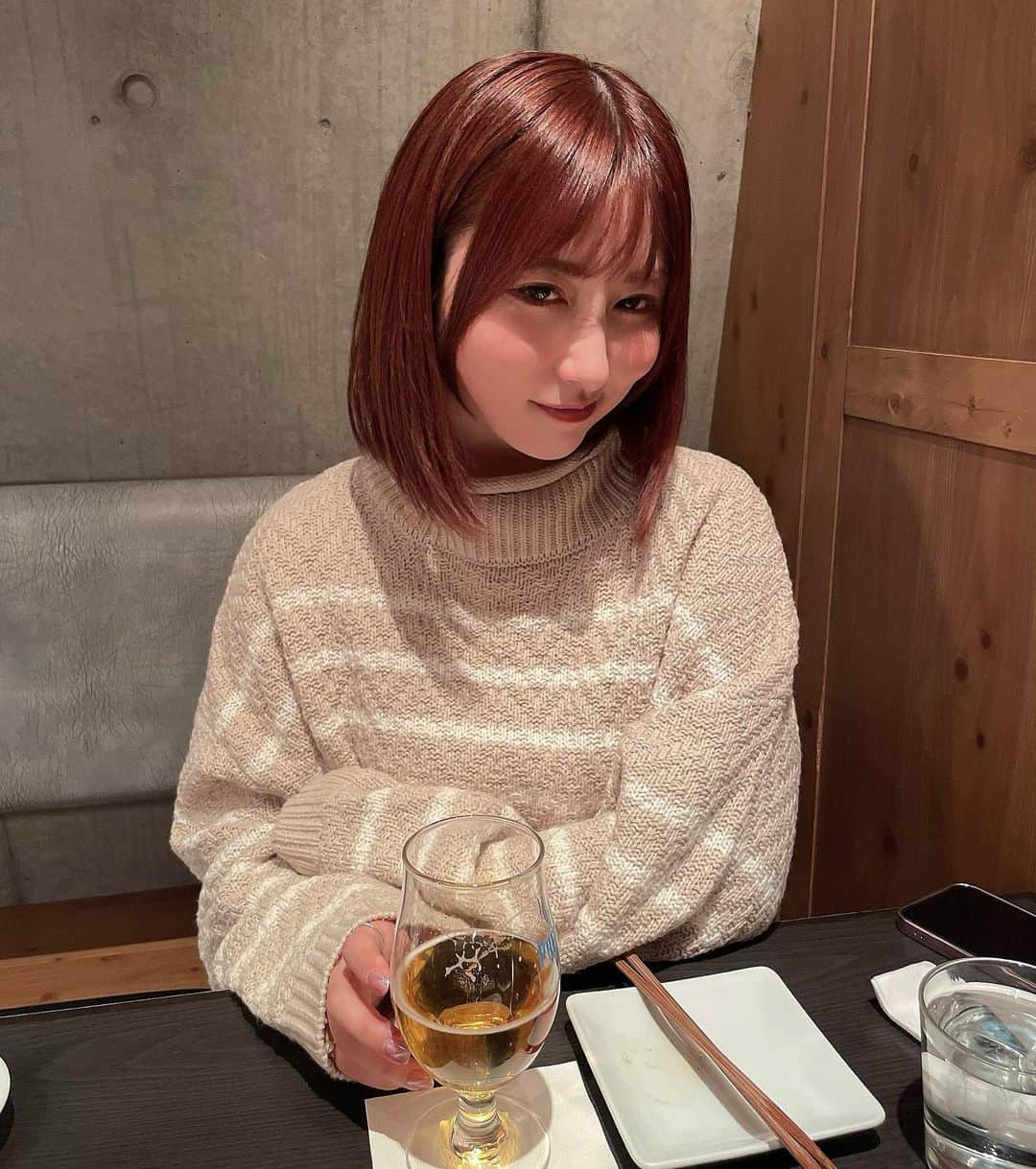 成瀬心美さんのインスタグラム写真 - (成瀬心美Instagram)「🍖  いしすと忘年会してきたぞ！  この間ホルモン食べたから 今度は焼肉だーっ！ って 恵比寿のうしごろバンビーナさんへ。  やっぱりタンとハラミが好き過ぎて 極みタンってやつ美味し過ぎた、、  お肉にはまずビールだろ！ って感じで飲んでたら 美味し過ぎて何杯も飲んで 見事に出来上がりました(  1年の話をしたり 来年どうしたいかの話をしたり いしすとはなんでも話せる仲に なったなぁ🥰  いつかTBSラジオでも 会えたらいいのに✨  なんて野望を持っています💪 いしすもリポーターやってるから☺️  美味しいものを食べながら こうして話す時間がすき♡  そして彼女は ご飯食べてると 「あ、それかわいいから撮ってあげる」 ってよく写真を撮ってくれます。🤣  でも私も彼女の顔大好き過ぎるから 撮り合ってるのに 私が酔っ払ってツーショットが 無い大失態。すんませ🤣  またすぐ会うから その時に🙋‍♀️  そのあとカラオケして 良いお年をしました😚  #恵比寿 #焼肉 #うしごろバンビーナ #恵比寿焼肉 #ビール #忘年会 #酔っ払い」12月28日 14時59分 - coco3ndazo