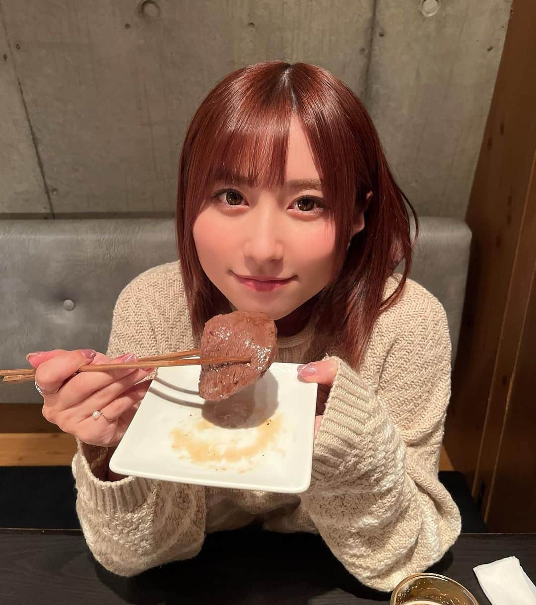 成瀬心美さんのインスタグラム写真 - (成瀬心美Instagram)「🍖  いしすと忘年会してきたぞ！  この間ホルモン食べたから 今度は焼肉だーっ！ って 恵比寿のうしごろバンビーナさんへ。  やっぱりタンとハラミが好き過ぎて 極みタンってやつ美味し過ぎた、、  お肉にはまずビールだろ！ って感じで飲んでたら 美味し過ぎて何杯も飲んで 見事に出来上がりました(  1年の話をしたり 来年どうしたいかの話をしたり いしすとはなんでも話せる仲に なったなぁ🥰  いつかTBSラジオでも 会えたらいいのに✨  なんて野望を持っています💪 いしすもリポーターやってるから☺️  美味しいものを食べながら こうして話す時間がすき♡  そして彼女は ご飯食べてると 「あ、それかわいいから撮ってあげる」 ってよく写真を撮ってくれます。🤣  でも私も彼女の顔大好き過ぎるから 撮り合ってるのに 私が酔っ払ってツーショットが 無い大失態。すんませ🤣  またすぐ会うから その時に🙋‍♀️  そのあとカラオケして 良いお年をしました😚  #恵比寿 #焼肉 #うしごろバンビーナ #恵比寿焼肉 #ビール #忘年会 #酔っ払い」12月28日 14時59分 - coco3ndazo