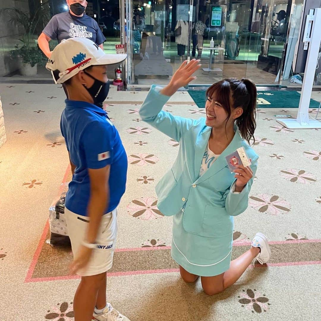 山内鈴蘭さんのインスタグラム写真 - (山内鈴蘭Instagram)「天才ジュニアゴルファー福井誠ノ介くん☺️⛳️  2022年12月29日 明日は【第2回福井誠ノ介くんチャリティコンペ】に＼応援団長／として参加させて頂きます🥺💪  初めての出会いは…  2019年に岐阜県にある ″いわむらカントリークラブ″にて ゴルフイベントをした際に  誠ノ介くんをはじめ、 いわむらカントリーで練習を詰む ジュニアゴルファーの子達が イベントに遊びに来てくれた事が きっかけでした😊💕  1枚目の写真が、 初めて誠ノ介くんに会った時⛳️  ダイナミックなスイングが本当にカッコよくて「ゴルフすき？」って聞いたら「うん、すき」って恥ずかしそうに答えていた誠ノ介くん！ 可愛くてたまらないのです😭💦💕  そこから、 ゴルフブランドGorurunで 名古屋高島屋でのイベントの際や Gorurunのコンペにも サプライズで会いに来てくれたり…  アプローチ対決やニアピン対決では 誠ノ介くんベタピンにつけて、お姉ちゃんボロ負け🤣🤣🤣笑  カッコ良すぎるよ！誠ノ介くん！！  本当にお姉ちゃん、感謝の気持ちでいっぱいです。  誠ノ介くんの羽ばたく未来に、 微力だけれど私にできる事あれば なんでもしたいです。  ⛳️第2回 福井誠ノ介くんチャリティコンペ⛳️  応援団長として！ 全力で盛り上げていきたいと思います😍  明日、参加される皆様！ ぜひ話しかけてくださいね☺️💕  写真も、握手も 何なりと言ってくださいー！！！  誠ノ介くん！ 誠ノ介くんのお父さん！ 後援会の皆様！！  どうぞ、よろしくお願いします☺️⛳️  #ゴルフ #福井誠ノ介 くん #ジュニアゴルファー #チャリティコンペ #キッズゴルファー #ジュニアアスリート #ゴルファー #岐阜県 #岐阜県ゴルフ場 #teamseinosuke #応援団長 #Gorurun #ゴルフ好きな人と繋がりたい」12月28日 15時51分 - xxsuzuranxx