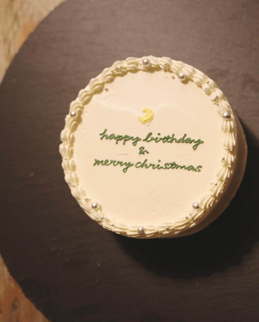 吉田明世さんのインスタグラム写真 - (吉田明世Instagram)「誕生日ケーキは 娘の熱烈オファーにより @cakeshop.jp 🎂  ４才のお誕生日で食べた このケーキが可愛くてお気に入りのようです☺️  なんだかバタバタで特別な準備をしてあげられなかったけど、可愛いケーキのおかげでいい誕生日になったなー😊  息子はハッピーバースデーの歌を歌ってもらえるのがあまりにも嬉しかったようで、5回ぐらいリピートしました🎤  #誕生日 #誕生日ケーキ #cakeshop #クリスマスケーキ」12月28日 15時58分 - akiyo0414