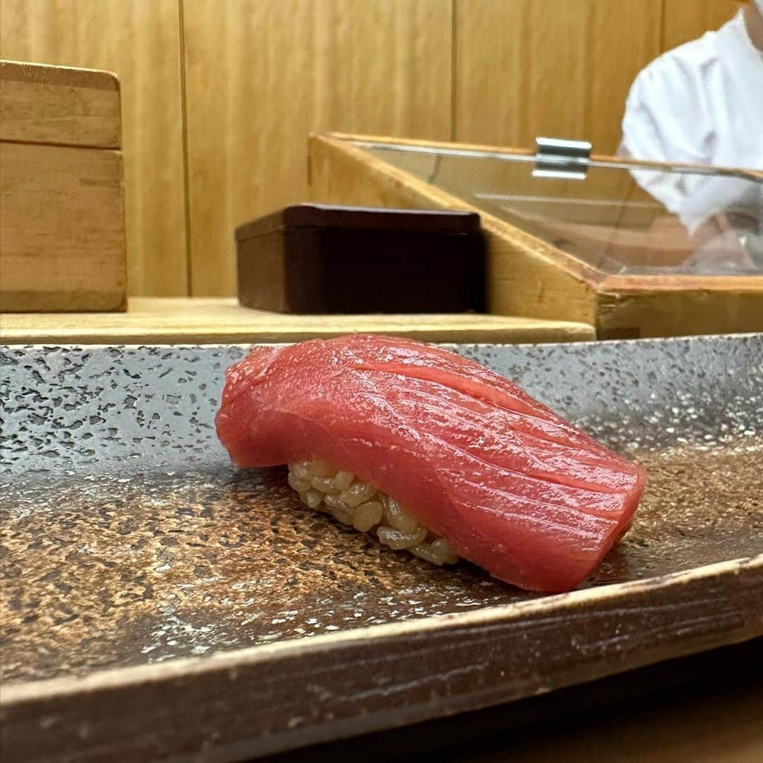 市原彩花さんのインスタグラム写真 - (市原彩花Instagram)「すし匠　Sushisho One of the most famous sushi restaurants in Japan.  It was so delicious that I added 10 pieces more🍣🤣 My next reservation is the year after next🥲  四ツ谷 すし匠 念願の初来店！すし匠の総本山🍣 伝統のおはぎ(3枚目)とあん肝スイカ(4枚目)も食べれて幸せいっぱい☺️ 美味し過ぎ&次いつ来れるか分からないので追加10貫😂 特に鰯と小肌にハマってお代わり🥰  ワイキキ店とすし匠齋藤さんには伺ったことがありますが、こちらは予約困難過ぎて来れたのが奇跡😭✨ 次の予約はなんと再来年2024年の2月以降…  旅行も好きだけど、美味しいもの食べるのも同じくらい好き！ この為に仕事してるって実感した✨ また来年もお仕事頑張ろう✨  #すし匠#sushisho#四ツ谷#四ツ谷グルメ#sushi#sushilovers#sushiporn#sushijapan#tokyosushi#sushistagram#japanesefood#東京寿司#予約困難店」12月28日 16時40分 - ayaka_ichihara