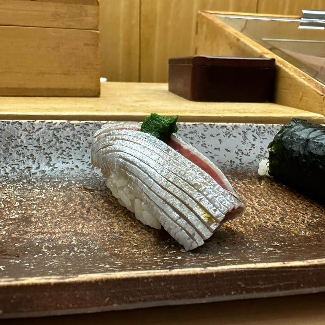 市原彩花さんのインスタグラム写真 - (市原彩花Instagram)「すし匠　Sushisho One of the most famous sushi restaurants in Japan.  It was so delicious that I added 10 pieces more🍣🤣 My next reservation is the year after next🥲  四ツ谷 すし匠 念願の初来店！すし匠の総本山🍣 伝統のおはぎ(3枚目)とあん肝スイカ(4枚目)も食べれて幸せいっぱい☺️ 美味し過ぎ&次いつ来れるか分からないので追加10貫😂 特に鰯と小肌にハマってお代わり🥰  ワイキキ店とすし匠齋藤さんには伺ったことがありますが、こちらは予約困難過ぎて来れたのが奇跡😭✨ 次の予約はなんと再来年2024年の2月以降…  旅行も好きだけど、美味しいもの食べるのも同じくらい好き！ この為に仕事してるって実感した✨ また来年もお仕事頑張ろう✨  #すし匠#sushisho#四ツ谷#四ツ谷グルメ#sushi#sushilovers#sushiporn#sushijapan#tokyosushi#sushistagram#japanesefood#東京寿司#予約困難店」12月28日 16時40分 - ayaka_ichihara