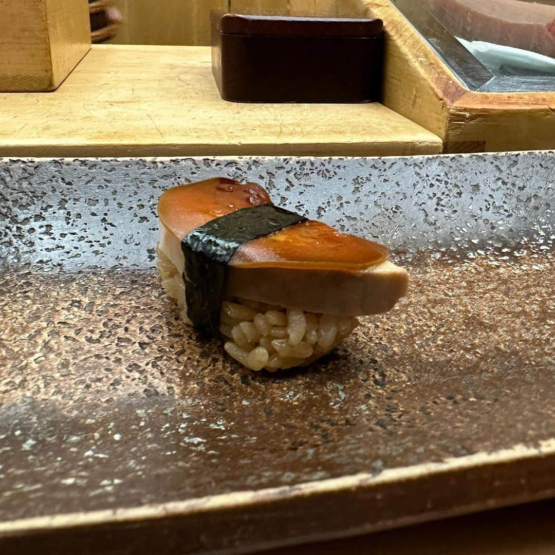 市原彩花さんのインスタグラム写真 - (市原彩花Instagram)「すし匠　Sushisho One of the most famous sushi restaurants in Japan.  It was so delicious that I added 10 pieces more🍣🤣 My next reservation is the year after next🥲  四ツ谷 すし匠 念願の初来店！すし匠の総本山🍣 伝統のおはぎ(3枚目)とあん肝スイカ(4枚目)も食べれて幸せいっぱい☺️ 美味し過ぎ&次いつ来れるか分からないので追加10貫😂 特に鰯と小肌にハマってお代わり🥰  ワイキキ店とすし匠齋藤さんには伺ったことがありますが、こちらは予約困難過ぎて来れたのが奇跡😭✨ 次の予約はなんと再来年2024年の2月以降…  旅行も好きだけど、美味しいもの食べるのも同じくらい好き！ この為に仕事してるって実感した✨ また来年もお仕事頑張ろう✨  #すし匠#sushisho#四ツ谷#四ツ谷グルメ#sushi#sushilovers#sushiporn#sushijapan#tokyosushi#sushistagram#japanesefood#東京寿司#予約困難店」12月28日 16時40分 - ayaka_ichihara