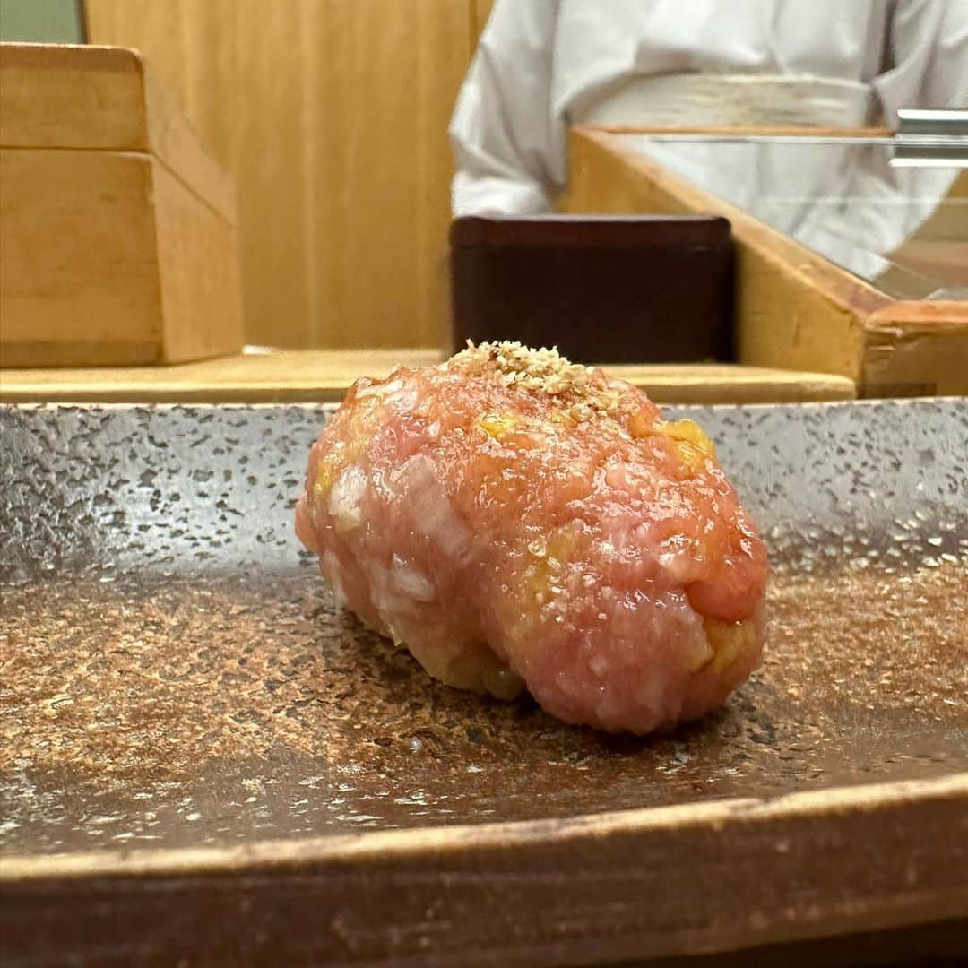 市原彩花さんのインスタグラム写真 - (市原彩花Instagram)「すし匠　Sushisho One of the most famous sushi restaurants in Japan.  It was so delicious that I added 10 pieces more🍣🤣 My next reservation is the year after next🥲  四ツ谷 すし匠 念願の初来店！すし匠の総本山🍣 伝統のおはぎ(3枚目)とあん肝スイカ(4枚目)も食べれて幸せいっぱい☺️ 美味し過ぎ&次いつ来れるか分からないので追加10貫😂 特に鰯と小肌にハマってお代わり🥰  ワイキキ店とすし匠齋藤さんには伺ったことがありますが、こちらは予約困難過ぎて来れたのが奇跡😭✨ 次の予約はなんと再来年2024年の2月以降…  旅行も好きだけど、美味しいもの食べるのも同じくらい好き！ この為に仕事してるって実感した✨ また来年もお仕事頑張ろう✨  #すし匠#sushisho#四ツ谷#四ツ谷グルメ#sushi#sushilovers#sushiporn#sushijapan#tokyosushi#sushistagram#japanesefood#東京寿司#予約困難店」12月28日 16時40分 - ayaka_ichihara