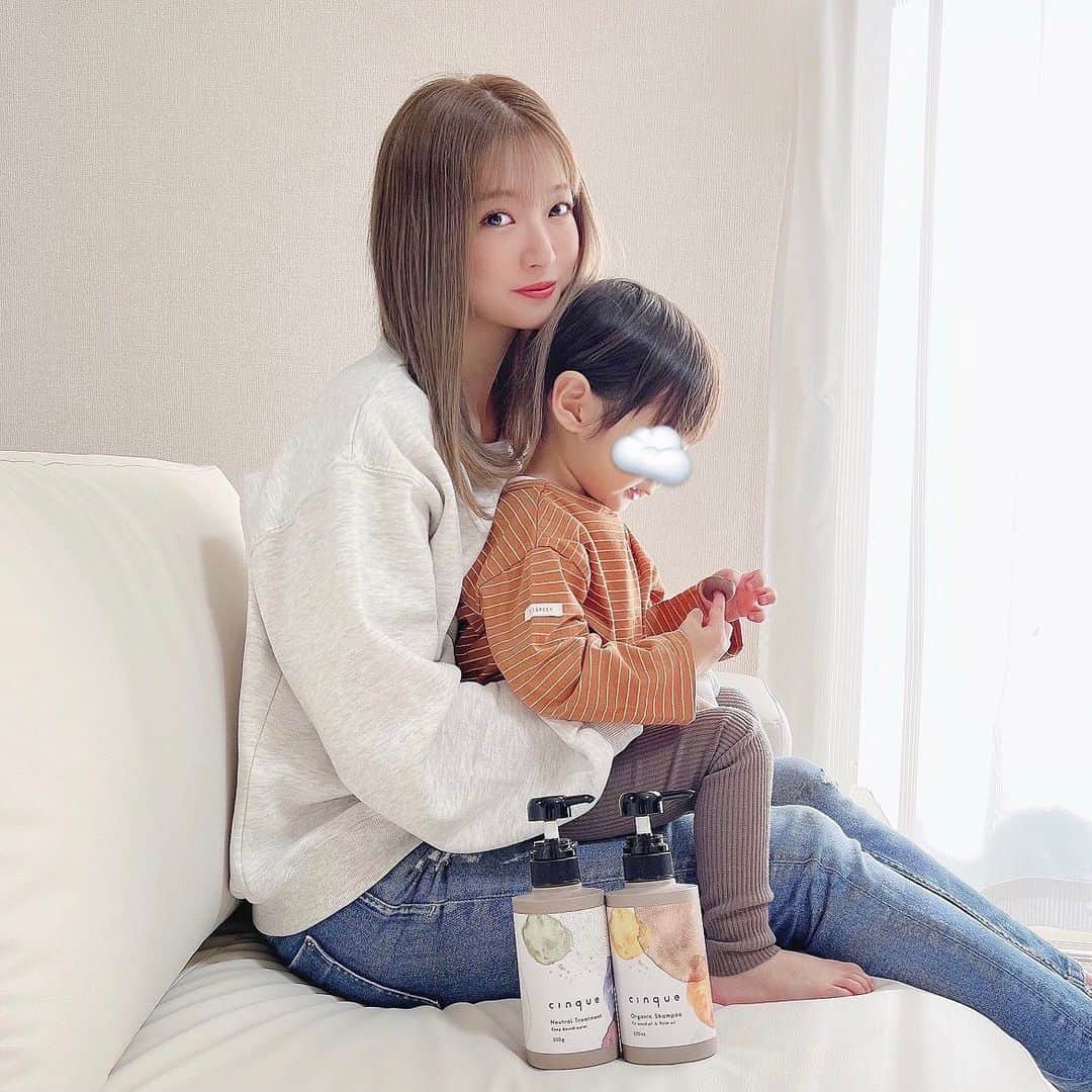 伊藤りかさんのインスタグラム写真 - (伊藤りかInstagram)「． 息子と使ってるオーガニックシャンプー🫧 @cinquecosmetics  * 今まで息子は 全身洗える泡タイプの物を使ってましたが、 家族みんなが安心して使える シャンプートリートメントを見つけたので 切り替えました🫰🏻❤️‍🔥 * 泡立ちがよく、洗い上がりはさらっと軽やかˊ˗ ふわっと香る もみの木の爽やかさにすごく癒される🪴✨ * シャンプーもオーガニックの時代に🫶🏻 * #男の子ママ #ママファッション #子供の成長 #イヤイヤ期 #休日の過ごし方 #休日コーデ #cinquepr  #pr #cinquecosmetics #オーガニックシャンプー #男の子育児 #息子の成長 #伊藤りか #snsクリエイター」12月28日 18時02分 - rrrika.i