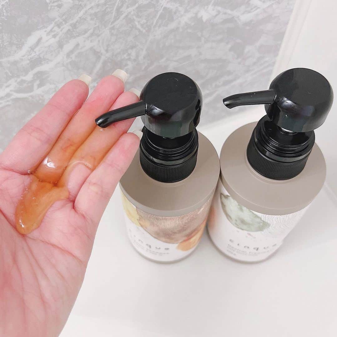 伊藤りかさんのインスタグラム写真 - (伊藤りかInstagram)「． 息子と使ってるオーガニックシャンプー🫧 @cinquecosmetics  * 今まで息子は 全身洗える泡タイプの物を使ってましたが、 家族みんなが安心して使える シャンプートリートメントを見つけたので 切り替えました🫰🏻❤️‍🔥 * 泡立ちがよく、洗い上がりはさらっと軽やかˊ˗ ふわっと香る もみの木の爽やかさにすごく癒される🪴✨ * シャンプーもオーガニックの時代に🫶🏻 * #男の子ママ #ママファッション #子供の成長 #イヤイヤ期 #休日の過ごし方 #休日コーデ #cinquepr  #pr #cinquecosmetics #オーガニックシャンプー #男の子育児 #息子の成長 #伊藤りか #snsクリエイター」12月28日 18時02分 - rrrika.i