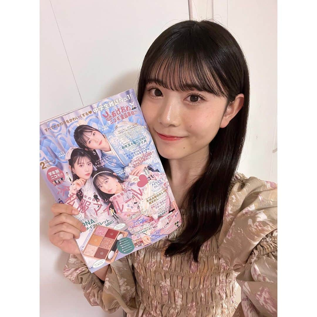 近藤藍月さんのインスタグラム写真 - (近藤藍月Instagram)「ニコラ2月号発売です🌼  今月号は、かいらとゆらと3人で晴れ着表紙を飾らせて頂きました。 ずっと3人で表紙したいね！と話していたのでサプライズで聞いた時は本当に嬉しかったです。 そしてゆら初表紙おめでとう🤍 晴れ着表紙も目標の1つだったので、叶えられたのが自分でも信じられないくらい嬉しいです。いつも応援してくれる皆さんありがとうございます！これからも頑張ります❤️‍🔥  ニコラ2月号は、新年に読みたい企画やこの冬役立つ企画がたくさんです〜！⛄️ カイラアキユラの友情表紙ストーリーもあるので見てください🫰🏻とっても面白いです＾＾笑  付録はSONA6色メイクパレット！ チップも付いていて便利！あきも愛用しています〜🤎  ニコラ2月号、是非チェックしてください！！よろしくお願いします💌  #ニコラ#nicola#ニコモ#ニコラ2月号発売中 #近藤藍月#晴れ着」12月28日 18時29分 - kondo_aki_official