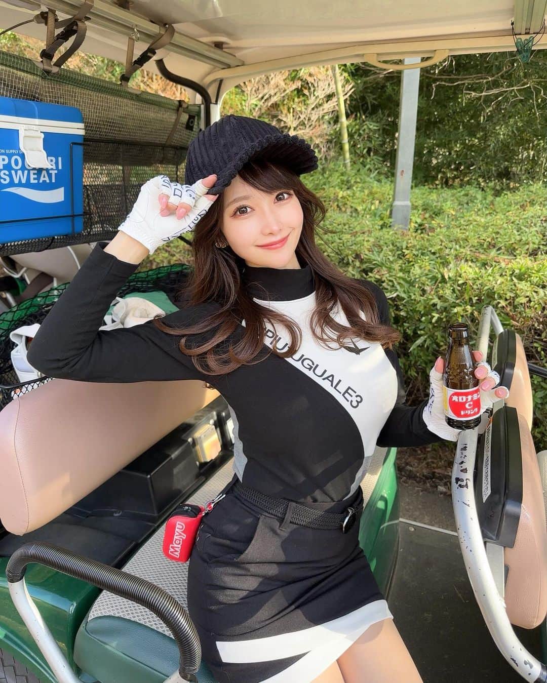MAYUさんのインスタグラム写真 - (MAYUInstagram)「. 2022年打ち納めは 昭和の森ゴルフコースでした⛳️✨ . 閉鎖されると聞いて、久しぶりに行ってきた🥺💨 . このコース良いスコア出るイメージだったんだけど、なんだか上手くいかず微妙だったなぁ。。 残念ながら『年内レギュラーから70台出す』っていう目標は達成されませんでした🥺 . 来年こそは達成するぞー❣️❣️✨ . ウェアは @1piu1uguale3_golf  モノトーンでかっこいい感じにしてみた🖤 . 帽子はAmazonで適当に買ったやつなんだけど、 おっきくてなんか変🤣 . #ゴルフ女子#ゴルフ#ゴルフコーデ#昭和の森ゴルフコース#ゴルフウェア#golf#golfswing#golfstagram#golfwang#golfaddict#golflife#golfcourse#golfclub#golfday#1piu1uguale3#1piu1uguale3golf」12月28日 19時00分 - mayu.kina_golf