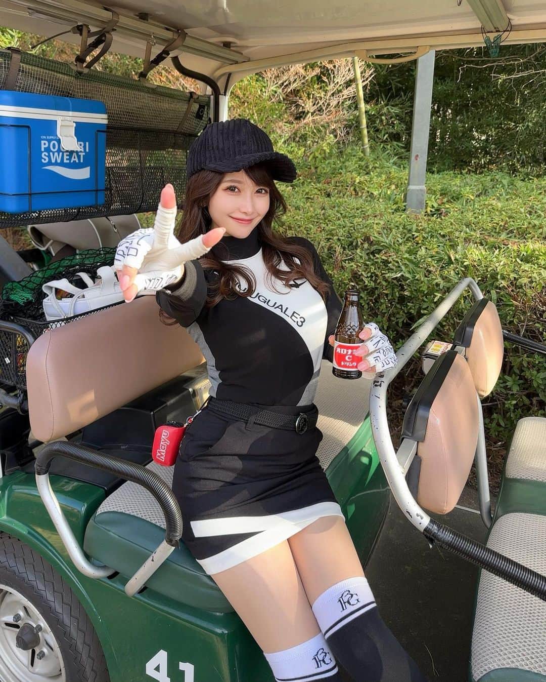 MAYUさんのインスタグラム写真 - (MAYUInstagram)「. 2022年打ち納めは 昭和の森ゴルフコースでした⛳️✨ . 閉鎖されると聞いて、久しぶりに行ってきた🥺💨 . このコース良いスコア出るイメージだったんだけど、なんだか上手くいかず微妙だったなぁ。。 残念ながら『年内レギュラーから70台出す』っていう目標は達成されませんでした🥺 . 来年こそは達成するぞー❣️❣️✨ . ウェアは @1piu1uguale3_golf  モノトーンでかっこいい感じにしてみた🖤 . 帽子はAmazonで適当に買ったやつなんだけど、 おっきくてなんか変🤣 . #ゴルフ女子#ゴルフ#ゴルフコーデ#昭和の森ゴルフコース#ゴルフウェア#golf#golfswing#golfstagram#golfwang#golfaddict#golflife#golfcourse#golfclub#golfday#1piu1uguale3#1piu1uguale3golf」12月28日 19時00分 - mayu.kina_golf