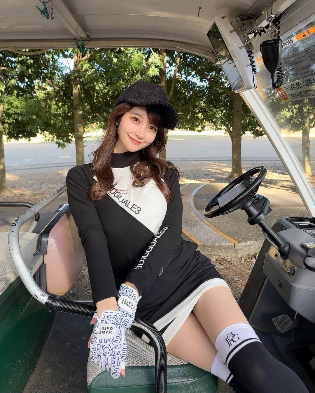 MAYUさんのインスタグラム写真 - (MAYUInstagram)「. 2022年打ち納めは 昭和の森ゴルフコースでした⛳️✨ . 閉鎖されると聞いて、久しぶりに行ってきた🥺💨 . このコース良いスコア出るイメージだったんだけど、なんだか上手くいかず微妙だったなぁ。。 残念ながら『年内レギュラーから70台出す』っていう目標は達成されませんでした🥺 . 来年こそは達成するぞー❣️❣️✨ . ウェアは @1piu1uguale3_golf  モノトーンでかっこいい感じにしてみた🖤 . 帽子はAmazonで適当に買ったやつなんだけど、 おっきくてなんか変🤣 . #ゴルフ女子#ゴルフ#ゴルフコーデ#昭和の森ゴルフコース#ゴルフウェア#golf#golfswing#golfstagram#golfwang#golfaddict#golflife#golfcourse#golfclub#golfday#1piu1uguale3#1piu1uguale3golf」12月28日 19時00分 - mayu.kina_golf