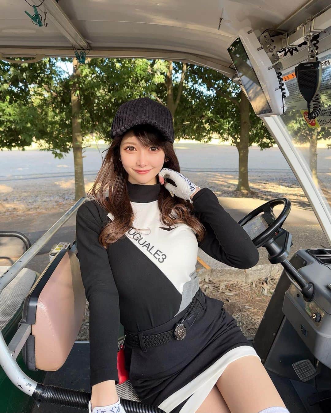 MAYUさんのインスタグラム写真 - (MAYUInstagram)「. 2022年打ち納めは 昭和の森ゴルフコースでした⛳️✨ . 閉鎖されると聞いて、久しぶりに行ってきた🥺💨 . このコース良いスコア出るイメージだったんだけど、なんだか上手くいかず微妙だったなぁ。。 残念ながら『年内レギュラーから70台出す』っていう目標は達成されませんでした🥺 . 来年こそは達成するぞー❣️❣️✨ . ウェアは @1piu1uguale3_golf  モノトーンでかっこいい感じにしてみた🖤 . 帽子はAmazonで適当に買ったやつなんだけど、 おっきくてなんか変🤣 . #ゴルフ女子#ゴルフ#ゴルフコーデ#昭和の森ゴルフコース#ゴルフウェア#golf#golfswing#golfstagram#golfwang#golfaddict#golflife#golfcourse#golfclub#golfday#1piu1uguale3#1piu1uguale3golf」12月28日 19時00分 - mayu.kina_golf