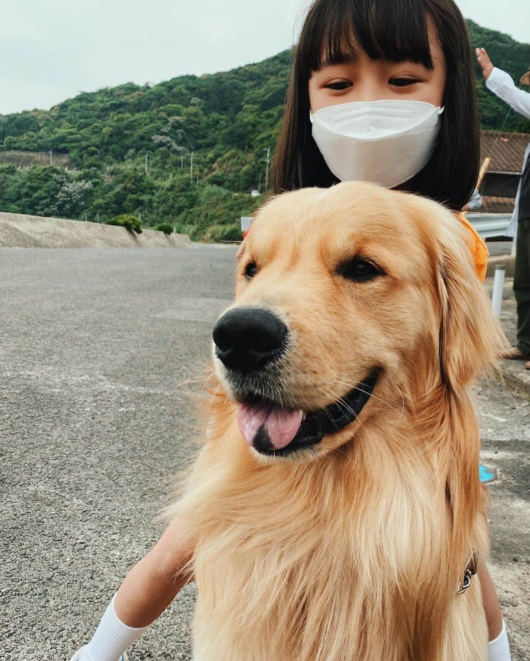 浅田芭路さんのインスタグラム写真 - (浅田芭路Instagram)「. 2022年のふりかえりシリーズ🌟 五島列島で撮影していたとき、 住民のみなさんがとてもあたたかくおうえんしてくださって、 きれいなシーグラスをたくさん、いただきました✨ こんなに大きくてていろんな色のシーグラスは見たことがなかったし、 いくら五島列島でも、こんなにたくさん集めるのは大変だったと思います。今でもたまに、とりだして、手にのせて五島の海や空ややさしい住民のみなさんを思い出します。 五島列島は、シーグラスを使ったおみやげも色々あって、私もお友達や弟と自分にシーグラスのおみやげを買って帰りました。 シーグラスのそのままもとても素敵だし、おみやげものもとってもかわいいです。 五島に行ったら、ぜひ、島の方にどこに行ったらシーグラスがみつけられるか、聞いてみてください✨  ☺︎おしらせ☺︎  明日、12月29日（木） 舞いあがれ！総集編放送🎉 📌午前8時00分〜9時25分、 年内に放送した物語の見どころ 「幼少編」「人力飛行機編」「航空学校編」など、それぞれの魅力ある物語をダイジェストにまとめてた総集編の放送があります！ ことしのしめくくりにぜひ、ご覧ください✨  #2022年 #ふりかえり #総集編 #舞いあがれ！ #五島列島 #思い出 #シーグラス #3枚目はりんちゃん役の絢香ちゃんと #2枚目は島のわんちゃんと」12月28日 19時21分 - asada_halo__official