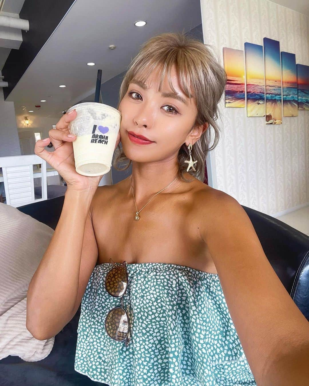 NAHOさんのインスタグラム写真 - (NAHOInstagram)「#美肌ケア #skincare #美容 💋 . . 沖縄にいる間しばらくケアしてなかったから、 東京に帰ってきてる間につかさずお肌ケアを♡♡ @melcos.jp のベビースキンコースでつるっつるにしてもらったよ🥚💋 毛穴の汚れもすっきりで引き締まって、 お肌うるうるちゅるちゅる🥹いつもありがとうっ❤️❤️ . . そして大尊敬の @sbc_shion.h 先生の元へ♡ いつものお肌ケアにHIFE✨ 今回は肩こりが辛くて悩んでたから初めて肩のボトックスをしてもらいました🎶 寒くて余計にこわばってすっごく肩が辛かったんだけど、 今はほんと楽になったの🥹❣️ いつもありがとうございます💋 @sbc_south_shinjuku  . . . そしてご心配をおかけしてましたが身体もだんだん良くなってきて、なち順調に回復中❤️‍🩹 みんなからのたーくさんの暖かいお言葉ありがとうございました♡♡ 心に沁みたしすっごく元気出たっ✌️🥹🙏 年明けまでに元気いっぱいの姿見せられるといいな💋🌈 . . . #NAHO #beautycare #beauty #skincaretips #美肌 #ベビースキンケア #肌ケア #お肌ケア #美容ケア #黒肌 #ラテ肌 #日焼け #エステ #美容情報」12月28日 19時23分 - naho25__kai_noa