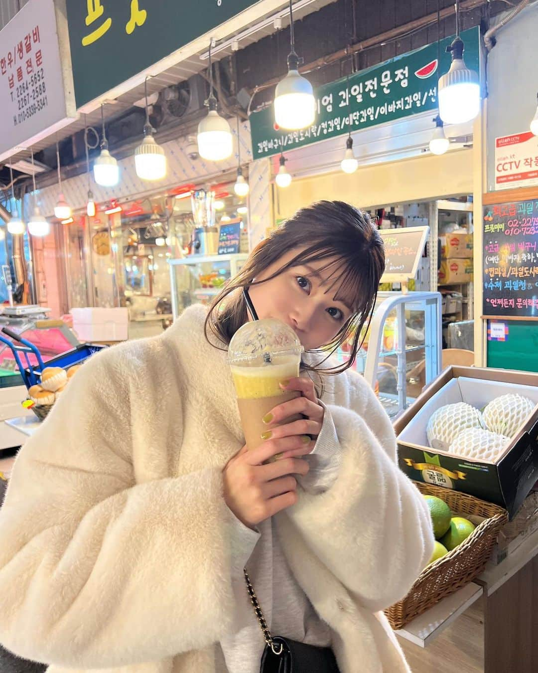 生見愛瑠さんのインスタグラム写真 - (生見愛瑠Instagram)「寒い時温かい飲み物飲む人に憧れます〜、 寒くても冷たい飲み物頼んじゃいます🦦  ((ロケで行かせて頂いた時のっ」12月28日 19時26分 - meru_nukumi