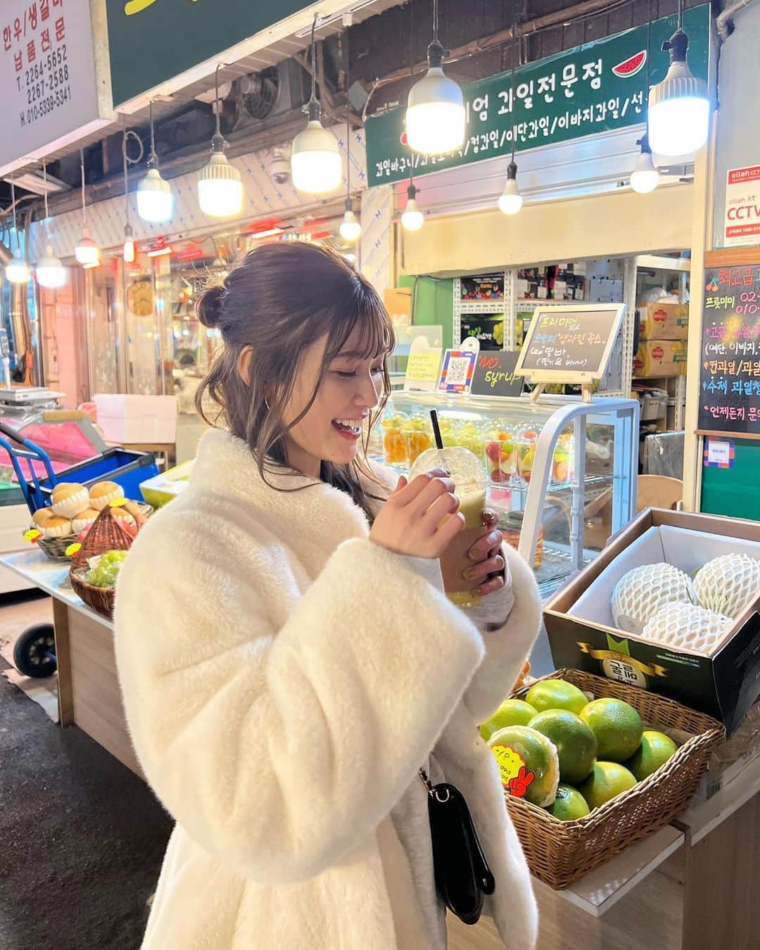 生見愛瑠さんのインスタグラム写真 - (生見愛瑠Instagram)「寒い時温かい飲み物飲む人に憧れます〜、 寒くても冷たい飲み物頼んじゃいます🦦  ((ロケで行かせて頂いた時のっ」12月28日 19時26分 - meru_nukumi