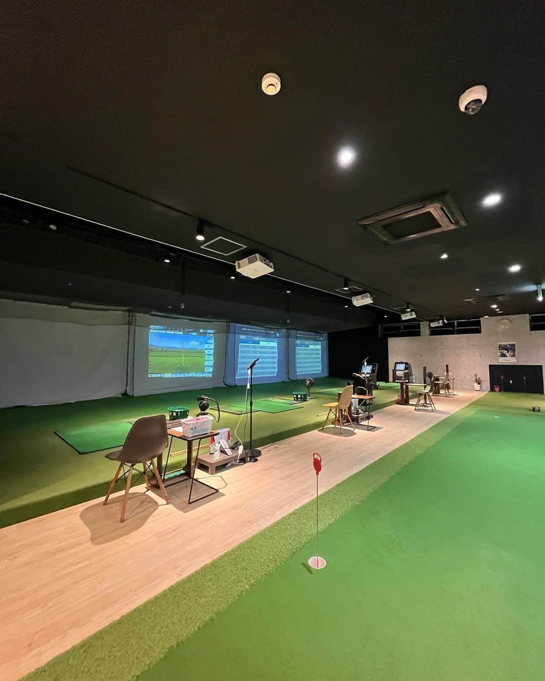 とくさきさんのインスタグラム写真 - (とくさきInstagram)「宮崎市内にある @infinite_golf_lab でひたすらウェッジの練習をしてました⛳️💕 . アーティザンのウェッジでどれくらいのスピンが入るのかを計測してたよ😆 . そしてこの日のウェアは @bandel_official のセットアップ🤍⛳️ . 都内のインドアよりも、宮崎のインドアはやっぱり広々としてて開放的で良いなぁ😆 .  #ゴルフ#ゴルフ女子#golf#golfgirl#golfswing#ゴルフスイング#sports#スポーツ#スポーツ女子#골프#골프여자#尔夫球#高尔夫#ゴルフウェア#golfwear#宮崎#インドア練習#シミュレーションゴルフ」12月28日 20時00分 - tokusaki_golf