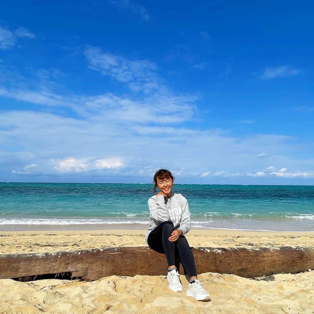 田中律子さんのインスタグラム写真 - (田中律子Instagram)「我が家の前のビーチに、いつのまにかデッカい流木が…いいベンチが出来ました🤩  田中家も集合して、家でみんなで過ごしてます✨  午後は買い物あっちこっち行って、大好きなTESIOでソーセージ購入🌭ホットドックも食べたよー❤️ @tesio_sausage  TESIOのこのウィーケンドックはめちゃくちゃ美味しい😍  今日も曇り予報が沖縄はいいお天気🌞明日も晴れるといいなー✨  #okinawa  #okinawalife  #beachlife  #海のある生活  #tesio  #おうちごはん  #流木」12月28日 20時09分 - ri2kotanaka