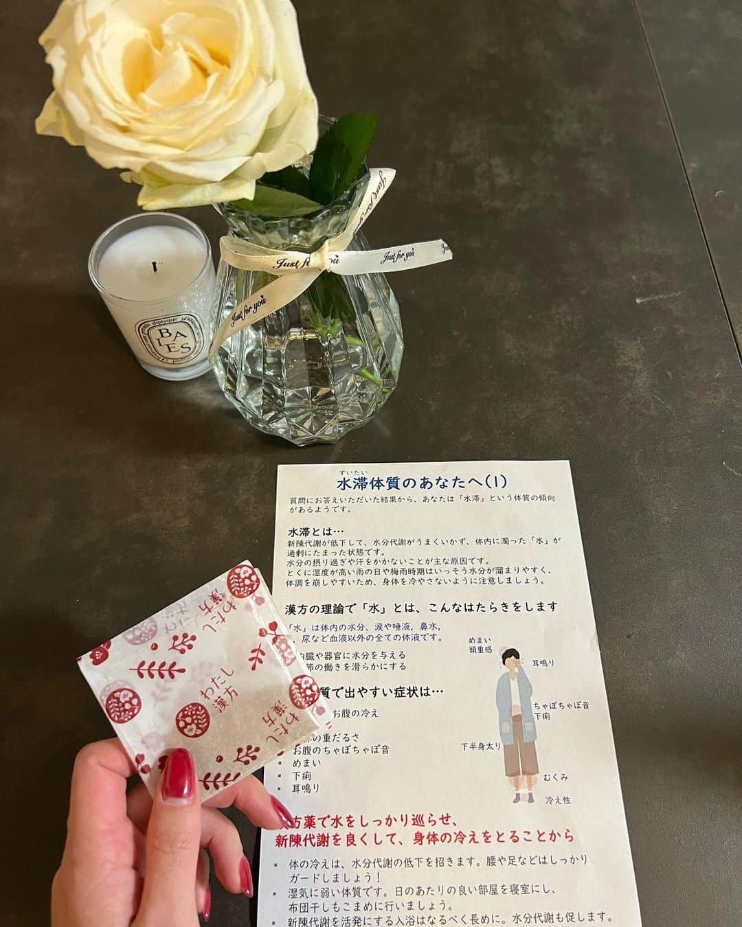 波田妃奈さんのインスタグラム写真 - (波田妃奈Instagram)「お歳暮の誘惑にも駆られ 年末年始の食欲を抑えられる気がしないので…🐷笑  LINEで気軽に相談・購入ができる漢方専門の薬店"わたし漢方" @watashikampo を始めてみました〜🌱  LINEで簡単に体調や身体の悩みを相談できて 自分の体質にあった処方が受けられます😳 ちなみにわたしは水滞体質で冷えやむくみを 解消してくれる漢方を飲んでます✊🏻  漢方独特の苦味やざらつきもなく 飲みやすいのが嬉しいっ💡  まずは1ヶ月頑張って続けてみたいと思います🙋🏻‍♀️またレポします！  #漢方 #わたし漢方 #健康習慣 #ダイエット #ヘルシーライフ #わたし漢方レビュー  #ad  #漢方のある生活」12月28日 20時12分 - hina__fitness