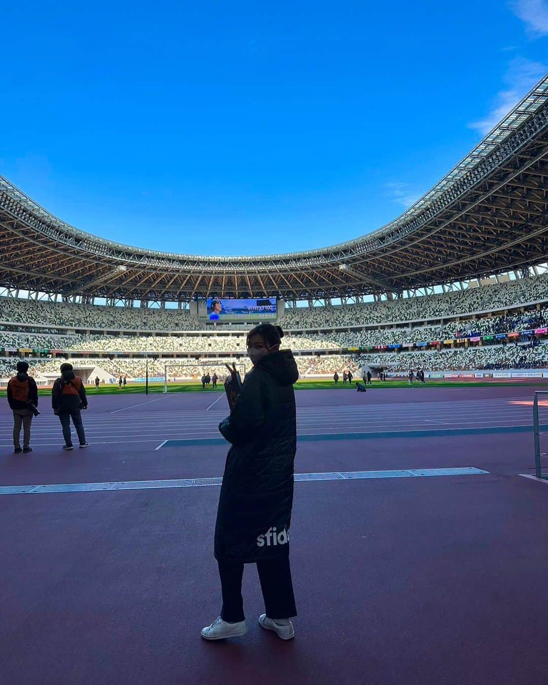 畑下由佳さんのインスタグラム写真 - (畑下由佳Instagram)「今大会も、始まりました⚽️ 全てを出し切る選手たちや応援する皆さんに心揺さぶられるこの時期が大好きです！ みんながんばれーーー！！！  私たちも中継がんばりますーーー！！！  #全国高校サッカー選手権大会  #高校サッカー  #101回大会  #⚽️」12月28日 20時16分 - y_hatashita