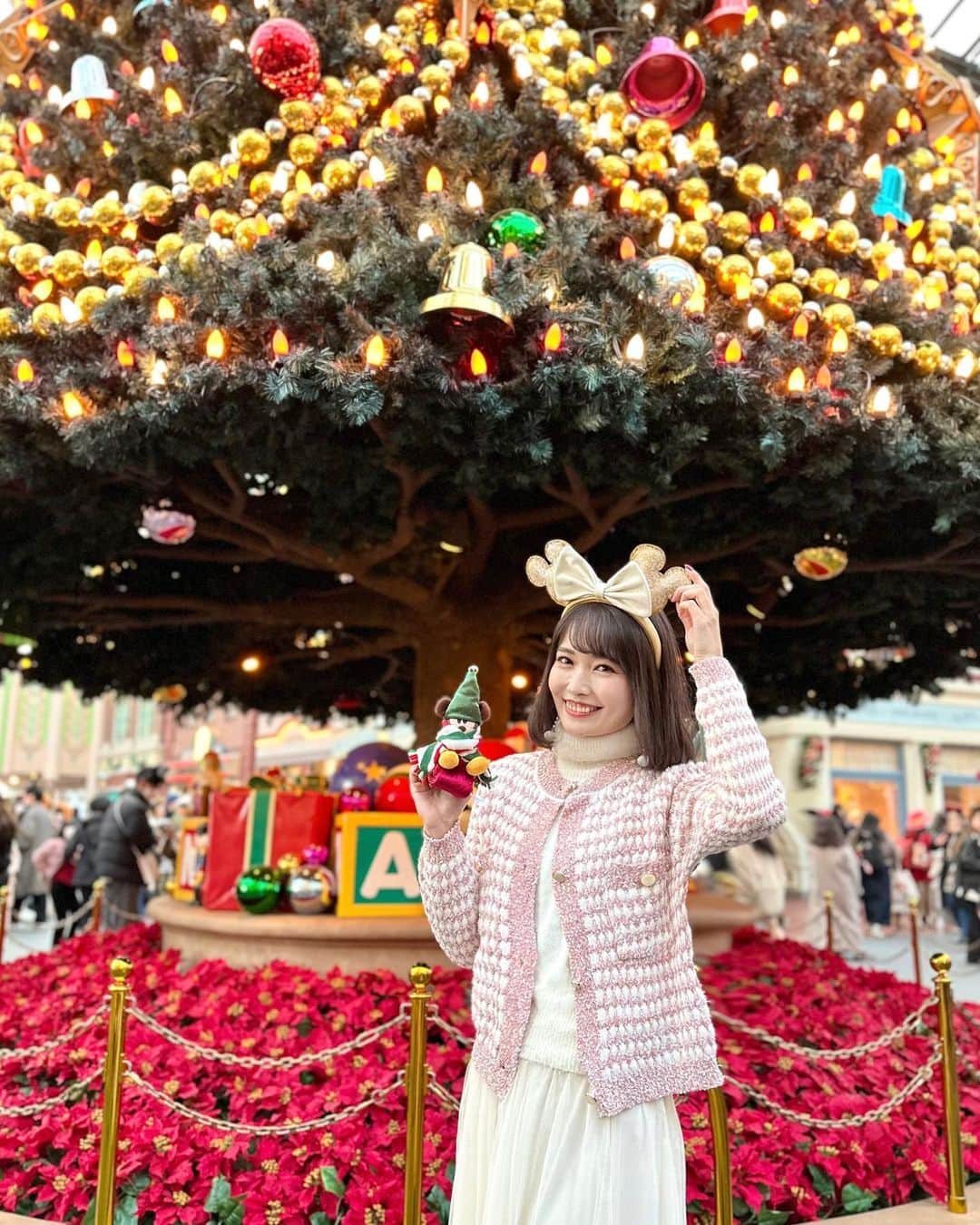 浅井麻里さんのインスタグラム写真 - (浅井麻里Instagram)「🎄クリスマスディズニー🎁 ⁡ まだクリスマス写真ごめんなさい！😂💦 日本のディズニーランドもだけど、 フロリダやハウステンボスのクリスマス写真もあるから ゆっくり投稿させてください🙏💕(笑) ⁡ クリスマス当日はディズニーランドで、 今年復活したこの大きなツリーを久しぶりに見られて 嬉しかったなぁ❤️🎄 ⁡ クリスマスのパレードやフードを満喫できて、 苦手なホーンテッドマンションも クリスマスバージョンのは大丈夫だから乗れたし(笑) 今年のディズニー納め完了✨☺️ ⁡ 仕事納めはあとちょっと先なので、 年末までがんばるぞー！💪 ⁡ ⁡ #ディズニーランド #ディズニーコーデ #ディズニーグッズ #ディズニー部 #ディズニーポトレ #ディズニーリゾート #東京ディズニーリゾート #ディズニーバウンド #ディズニーカチューシャ #東京ディズニー #ディズニーランドリゾート #年末年始 #ディズニーランドコーデ #ディズニーフォトスポット #フォトジェニック #tokyodisneyresort #disneyresort #disneyland #disneyphoto #disneygram」12月28日 20時23分 - mari_asai_625