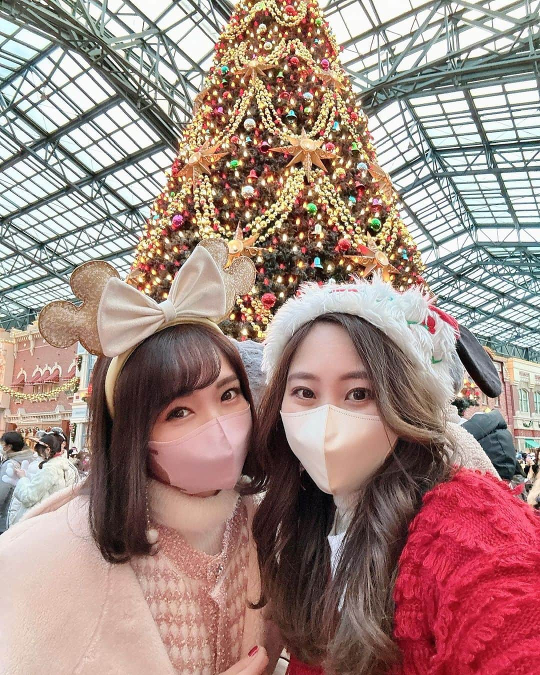 浅井麻里さんのインスタグラム写真 - (浅井麻里Instagram)「🎄クリスマスディズニー🎁 ⁡ まだクリスマス写真ごめんなさい！😂💦 日本のディズニーランドもだけど、 フロリダやハウステンボスのクリスマス写真もあるから ゆっくり投稿させてください🙏💕(笑) ⁡ クリスマス当日はディズニーランドで、 今年復活したこの大きなツリーを久しぶりに見られて 嬉しかったなぁ❤️🎄 ⁡ クリスマスのパレードやフードを満喫できて、 苦手なホーンテッドマンションも クリスマスバージョンのは大丈夫だから乗れたし(笑) 今年のディズニー納め完了✨☺️ ⁡ 仕事納めはあとちょっと先なので、 年末までがんばるぞー！💪 ⁡ ⁡ #ディズニーランド #ディズニーコーデ #ディズニーグッズ #ディズニー部 #ディズニーポトレ #ディズニーリゾート #東京ディズニーリゾート #ディズニーバウンド #ディズニーカチューシャ #東京ディズニー #ディズニーランドリゾート #年末年始 #ディズニーランドコーデ #ディズニーフォトスポット #フォトジェニック #tokyodisneyresort #disneyresort #disneyland #disneyphoto #disneygram」12月28日 20時23分 - mari_asai_625