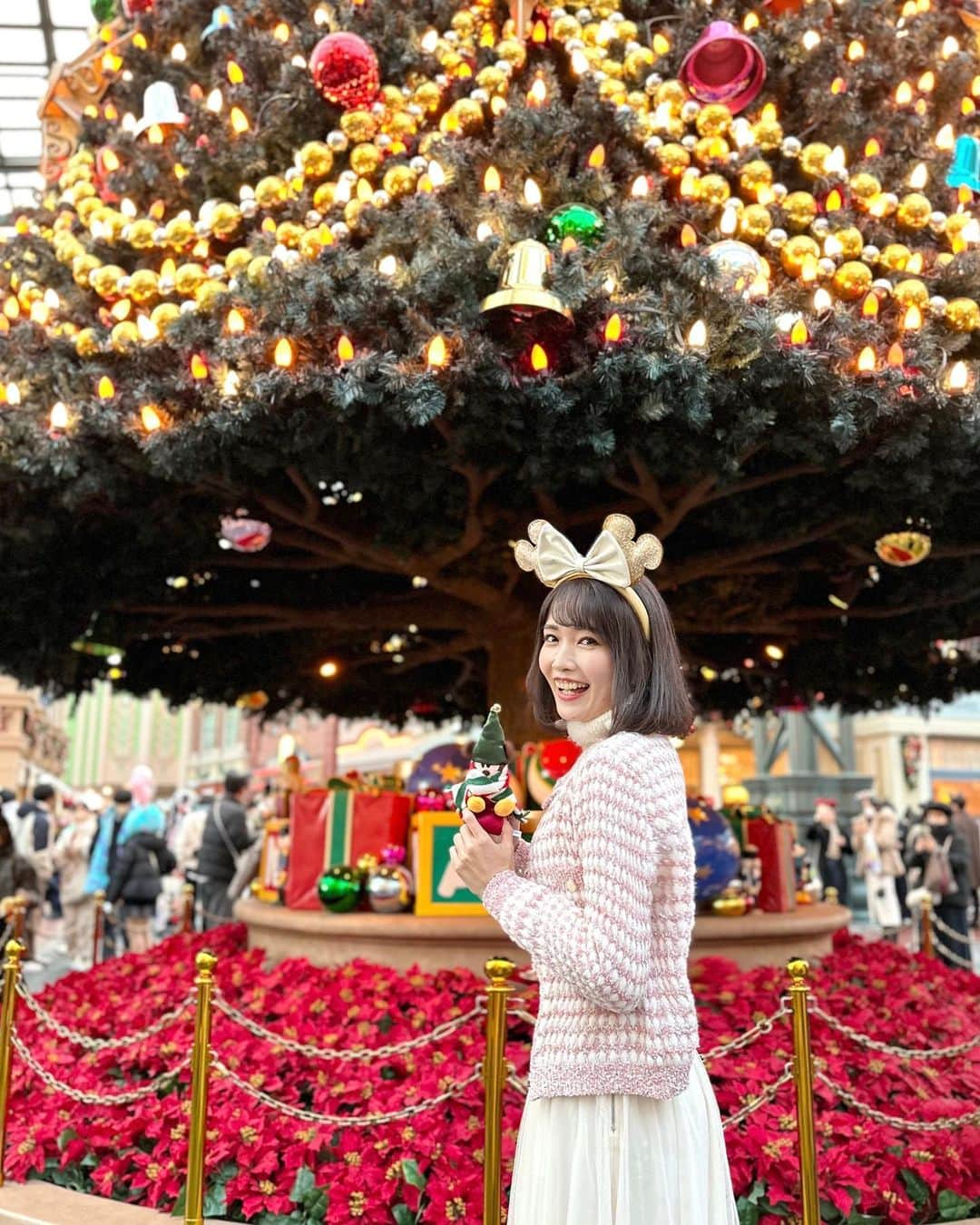 浅井麻里さんのインスタグラム写真 - (浅井麻里Instagram)「🎄クリスマスディズニー🎁 ⁡ まだクリスマス写真ごめんなさい！😂💦 日本のディズニーランドもだけど、 フロリダやハウステンボスのクリスマス写真もあるから ゆっくり投稿させてください🙏💕(笑) ⁡ クリスマス当日はディズニーランドで、 今年復活したこの大きなツリーを久しぶりに見られて 嬉しかったなぁ❤️🎄 ⁡ クリスマスのパレードやフードを満喫できて、 苦手なホーンテッドマンションも クリスマスバージョンのは大丈夫だから乗れたし(笑) 今年のディズニー納め完了✨☺️ ⁡ 仕事納めはあとちょっと先なので、 年末までがんばるぞー！💪 ⁡ ⁡ #ディズニーランド #ディズニーコーデ #ディズニーグッズ #ディズニー部 #ディズニーポトレ #ディズニーリゾート #東京ディズニーリゾート #ディズニーバウンド #ディズニーカチューシャ #東京ディズニー #ディズニーランドリゾート #年末年始 #ディズニーランドコーデ #ディズニーフォトスポット #フォトジェニック #tokyodisneyresort #disneyresort #disneyland #disneyphoto #disneygram」12月28日 20時23分 - mari_asai_625