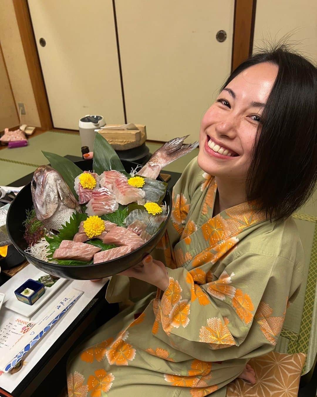 寺田有希さんのインスタグラム写真 - (寺田有希Instagram)「今年、母が還暦を迎えたということで 先日家族でお祝い旅行へ✈️㊗️✨  色んな旅先を考えたけど、 昔の思い出もギュッと詰まった淡路島にしました🌀🐟✨ ちょっといいお部屋で、 海の幸をふんだんに使ったお料理を✨  おめでとう、母よ ありがとう、母よ  これからも朗らかでかわいい、 自慢の母でいてくださいな🤱✨  #還暦祝い #還暦祝いプレゼント #おめでとう #淡路島 #淡路島グルメ #家族旅行 #寺田有希 #teradayuki」12月28日 20時57分 - terada_yuki