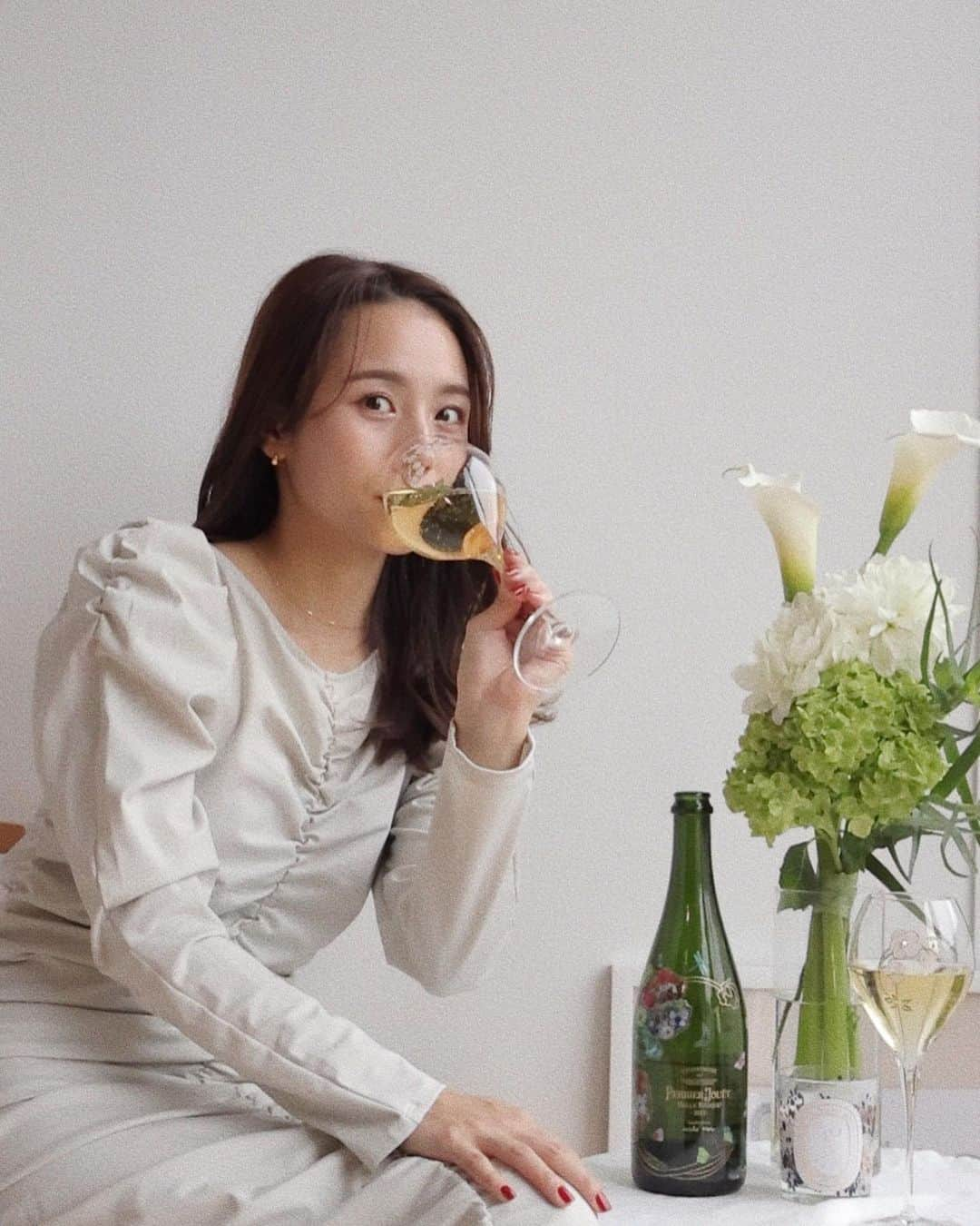 伊原葵さんのインスタグラム写真 - (伊原葵Instagram)「お家で🥂🏠  120周年アニバーサリーエディションのペリエ ジュエ ベル エポック 2013でプチ贅沢🍾  あのシャンパンを開ける時の音が好き！笑  少し贅沢ディナーな時や、お祝いの時は必ずシャンパンで乾杯します🥂  お家で自分へのご褒美する時にも気分が上がるのでオススメです♡  @perrierjouetjp は自然とアートとつながりが深く、デザインからも感じられます☺️  飲み心地は、パッケージのようにフローラルさも感じられ、でも辛口で。香りがしっかりしているかんじ✨  ホームパーティーや自分へのご褒美にぜひ🍾🤍  #PR #ペリエジュエ #ペリエジュエ120th#シャンパーニュ」12月28日 21時01分 - aoi186