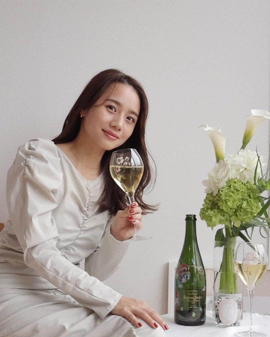 伊原葵さんのインスタグラム写真 - (伊原葵Instagram)「お家で🥂🏠  120周年アニバーサリーエディションのペリエ ジュエ ベル エポック 2013でプチ贅沢🍾  あのシャンパンを開ける時の音が好き！笑  少し贅沢ディナーな時や、お祝いの時は必ずシャンパンで乾杯します🥂  お家で自分へのご褒美する時にも気分が上がるのでオススメです♡  @perrierjouetjp は自然とアートとつながりが深く、デザインからも感じられます☺️  飲み心地は、パッケージのようにフローラルさも感じられ、でも辛口で。香りがしっかりしているかんじ✨  ホームパーティーや自分へのご褒美にぜひ🍾🤍  #PR #ペリエジュエ #ペリエジュエ120th#シャンパーニュ」12月28日 21時01分 - aoi186