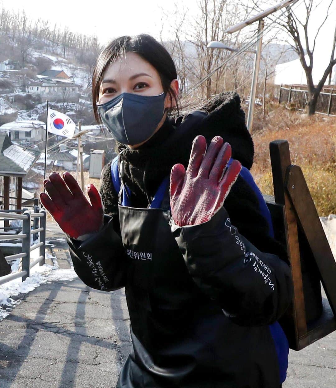キム・ソヨンさんのインスタグラム写真 - (キム・ソヨンInstagram)「#동행복권 🍀  #행복공감봉사단 🌸 연탄 나눔 봉사🖤 모두모두 수고하셨습니다👍🥰」12月28日 21時08分 - sysysy1102