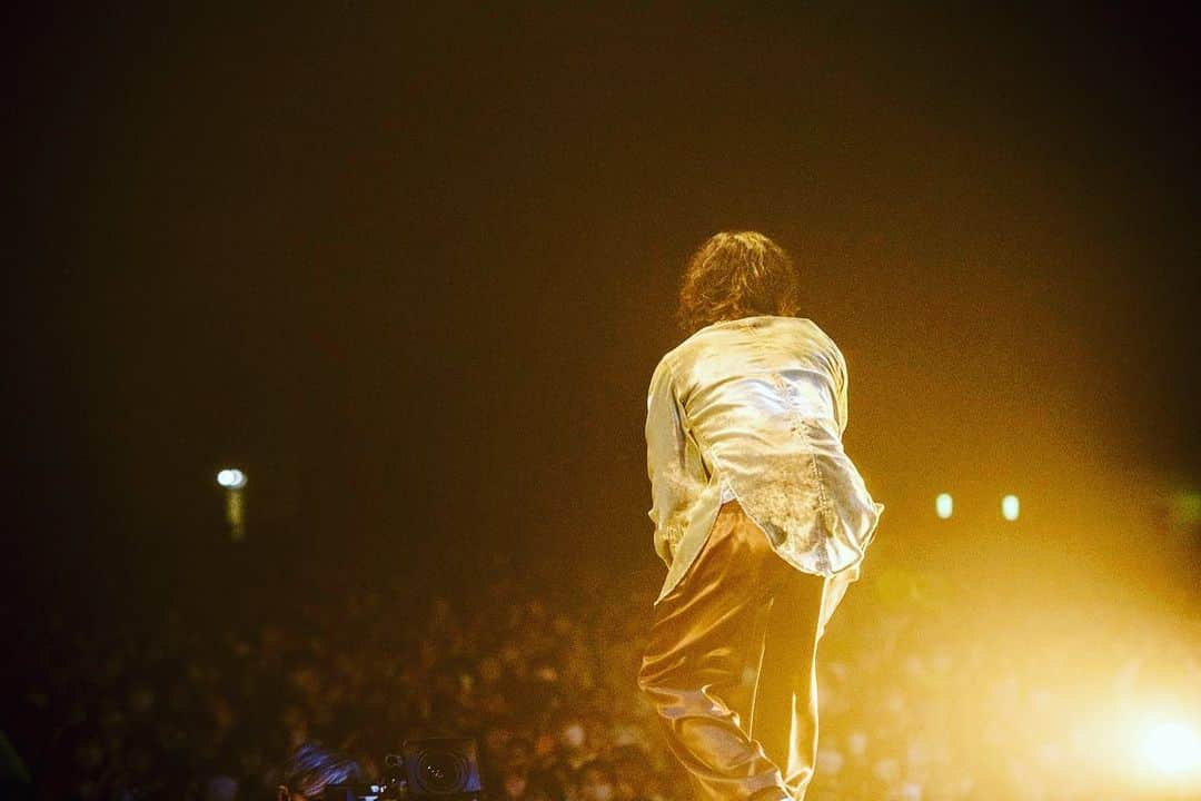 磯部寛之さんのインスタグラム写真 - (磯部寛之Instagram)「Thank you COUNT DOWN JAPAN!! The last performance of 2022 turned out to be a blast. Had a very rare experience of myself being on stage without my bass hanging from my shoulder. Thanks to @yoohei_alexandros for having me on stage. Hiro CDJありがとうございました！！今年最後のステージ、最高に楽しかったです。皆キラキラギラギラしてました。そして、急遽Uruさんのピンチヒッターで弾き語り出演した洋平のステージで、ベース持たずにハンドマイクという激レア体験もしました。新鮮でこれまた楽しかったです。洋平呼び入れてくれてありがとう。ひろ #alexandros #cdj #幕張メッセ」12月28日 22時43分 - hiro_isobe_alexandros