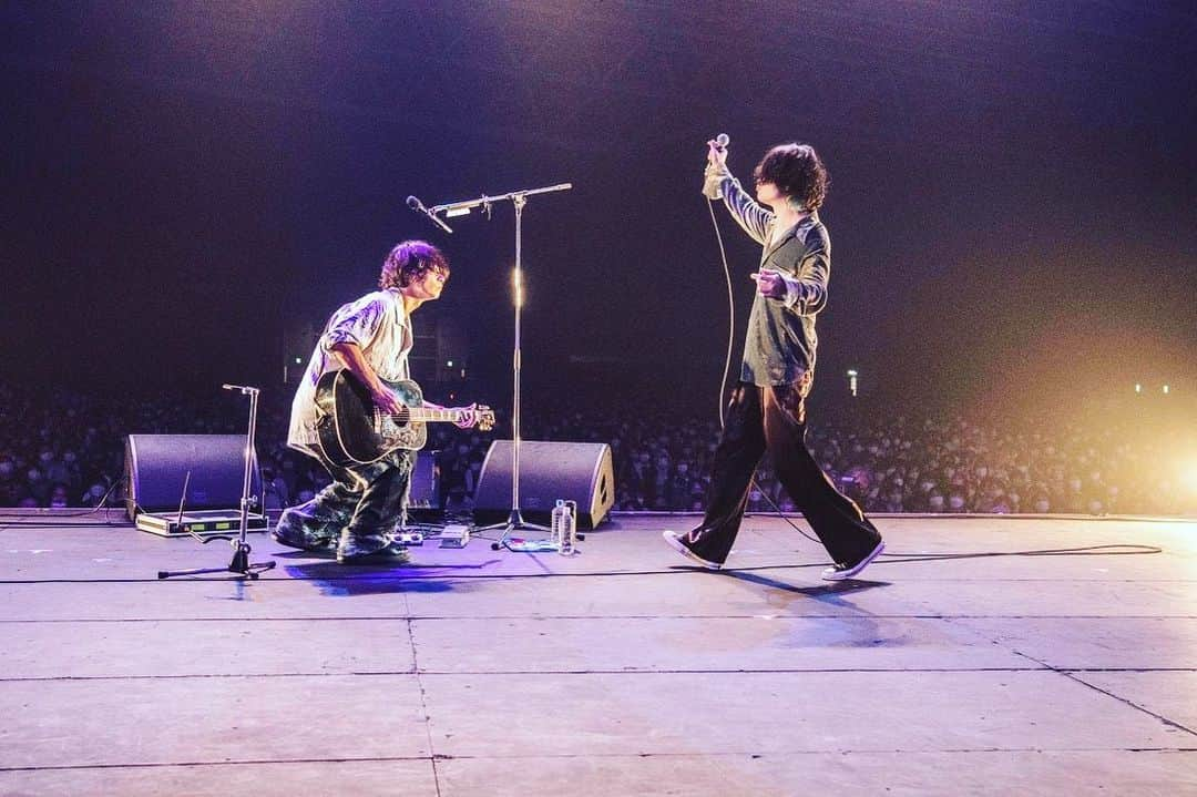 磯部寛之さんのインスタグラム写真 - (磯部寛之Instagram)「Thank you COUNT DOWN JAPAN!! The last performance of 2022 turned out to be a blast. Had a very rare experience of myself being on stage without my bass hanging from my shoulder. Thanks to @yoohei_alexandros for having me on stage. Hiro CDJありがとうございました！！今年最後のステージ、最高に楽しかったです。皆キラキラギラギラしてました。そして、急遽Uruさんのピンチヒッターで弾き語り出演した洋平のステージで、ベース持たずにハンドマイクという激レア体験もしました。新鮮でこれまた楽しかったです。洋平呼び入れてくれてありがとう。ひろ #alexandros #cdj #幕張メッセ」12月28日 22時43分 - hiro_isobe_alexandros