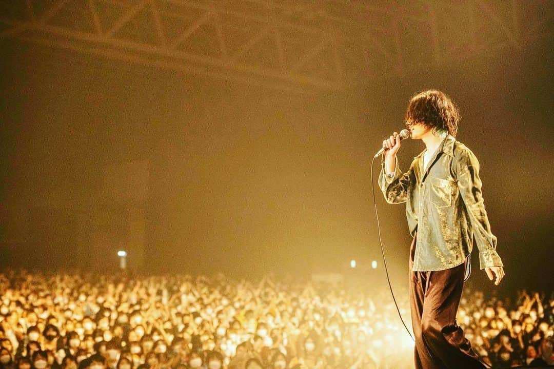 磯部寛之さんのインスタグラム写真 - (磯部寛之Instagram)「Thank you COUNT DOWN JAPAN!! The last performance of 2022 turned out to be a blast. Had a very rare experience of myself being on stage without my bass hanging from my shoulder. Thanks to @yoohei_alexandros for having me on stage. Hiro CDJありがとうございました！！今年最後のステージ、最高に楽しかったです。皆キラキラギラギラしてました。そして、急遽Uruさんのピンチヒッターで弾き語り出演した洋平のステージで、ベース持たずにハンドマイクという激レア体験もしました。新鮮でこれまた楽しかったです。洋平呼び入れてくれてありがとう。ひろ #alexandros #cdj #幕張メッセ」12月28日 22時43分 - hiro_isobe_alexandros