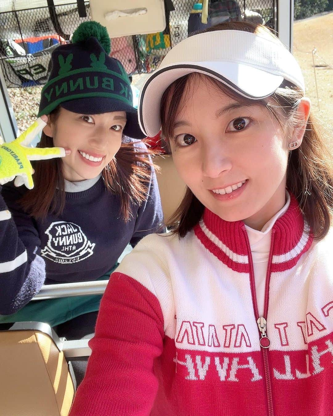 庄司ゆうこさんのインスタグラム写真 - (庄司ゆうこInstagram)「ゴルフ納め⛳️🥰 今年もゴルフいっぱい行けて大満足💖 この日のゴルフは天気めちゃくちゃ良かったけど、朝イチは寒かったなぁー😂体温めるために前半からデルカップを飲んでしまったよ🤣 オロナミンCで割ったらいい感じに美味しかった♪ ゆりさちゃんまた行こうね❣️ そしてゴルフウェアは痩せてサイズ大きかったので、上下ゆりさちゃんにプレゼントした🥰笑  ゴルフウェア @jackbunny_official  ゴルフシューズ @pumagolf_japan   #ゴルフ#ゴルフ納め#ゴルフ女子 #ゴルフコーデ #ゴルフウェア #ジャックバニー #ゴルフ好きな人と繋がりたい #ゴルフシューズ #puma#富里ゴルフ倶楽部 #ゴルフ日和」12月28日 23時02分 - yuko.shoji