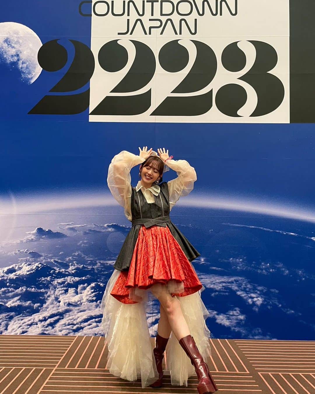 鈴木愛理さんのインスタグラム写真 - (鈴木愛理Instagram)「✴︎ COUNTDOWN JAPAN 22/23 ⁡ 最高すぎました、、、 夏は台風で中止になったこともあり、鈴木愛理自身はかなり久々のフェスでした☺︎ ⁡ 1人で立つフェスのステージからの光景は やっぱりドキドキするなと思ったけど 久々のステージだった今回、どんどん人が増えていくのが見えて...心震えました😭🫶 ⁡ 音楽を通して 初めまして、いつもありがとう、出会ってくれて嬉しい、来年もよろしく、を伝えられていたら嬉しいです😌 ⁡ とっても最高な1日でした！！！！！！ またあの場所で歌えるよう、これからも歌い続けます。 ⁡ 明日はツアーin東京公演です🥰 楽しむぞーー！！！！！ ⁡ blouse  @createclair  @the.pr_ vest,skirt  @yuumiueda earring  @abiste_official gold double ring  @mimucreate gold bijou ring  @masaejewelry silver ring  @__vebet__  boots  @charleskeith_jp #最近の衣装たち ⁡ #CDJ2223 #ギターイッフィーさん写真にいないけど #今日も最高の愛理バンドでした🥰」12月28日 23時23分 - airisuzuki_official_uf