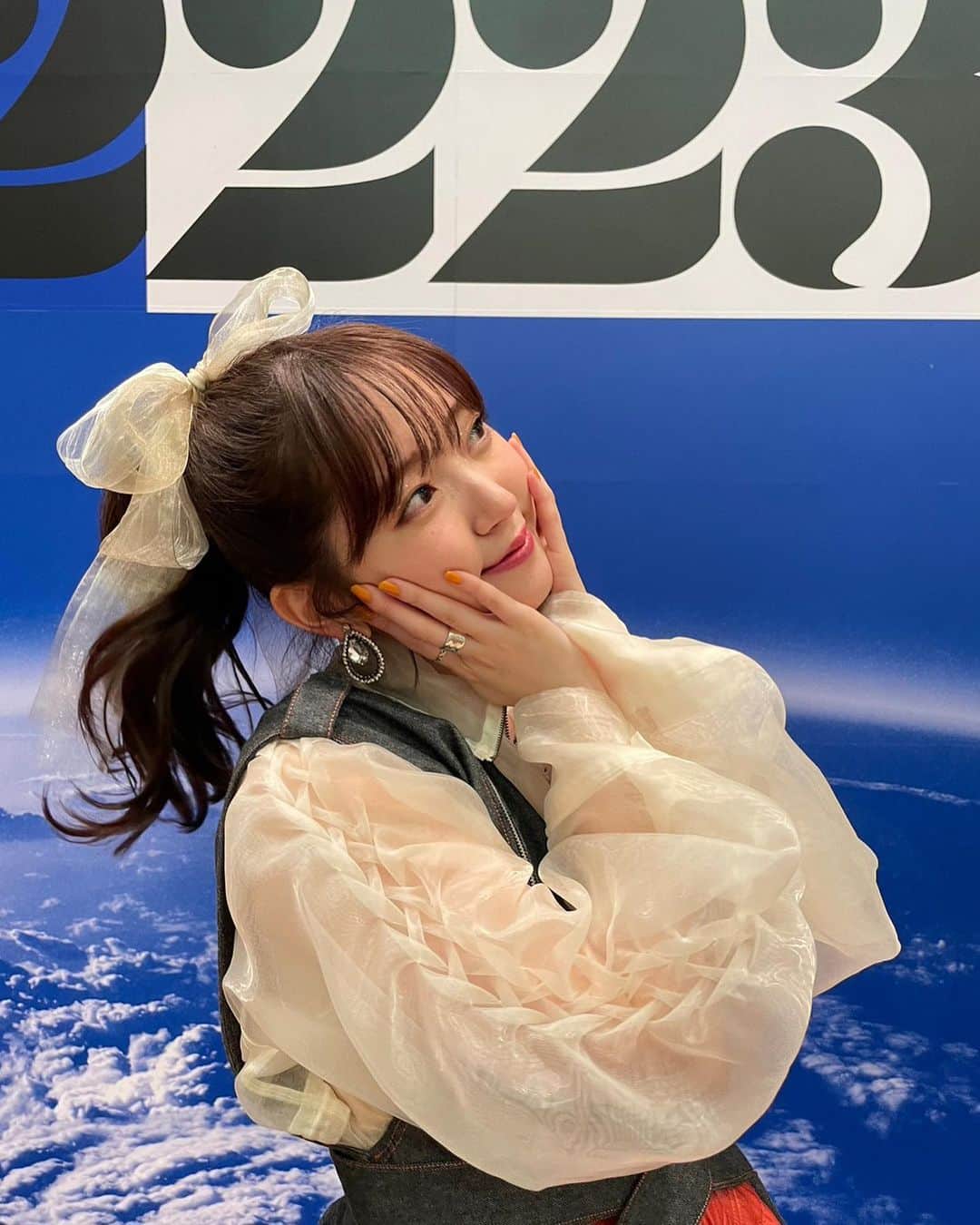 鈴木愛理さんのインスタグラム写真 - (鈴木愛理Instagram)「✴︎ COUNTDOWN JAPAN 22/23 ⁡ 最高すぎました、、、 夏は台風で中止になったこともあり、鈴木愛理自身はかなり久々のフェスでした☺︎ ⁡ 1人で立つフェスのステージからの光景は やっぱりドキドキするなと思ったけど 久々のステージだった今回、どんどん人が増えていくのが見えて...心震えました😭🫶 ⁡ 音楽を通して 初めまして、いつもありがとう、出会ってくれて嬉しい、来年もよろしく、を伝えられていたら嬉しいです😌 ⁡ とっても最高な1日でした！！！！！！ またあの場所で歌えるよう、これからも歌い続けます。 ⁡ 明日はツアーin東京公演です🥰 楽しむぞーー！！！！！ ⁡ blouse  @createclair  @the.pr_ vest,skirt  @yuumiueda earring  @abiste_official gold double ring  @mimucreate gold bijou ring  @masaejewelry silver ring  @__vebet__  boots  @charleskeith_jp #最近の衣装たち ⁡ #CDJ2223 #ギターイッフィーさん写真にいないけど #今日も最高の愛理バンドでした🥰」12月28日 23時23分 - airisuzuki_official_uf