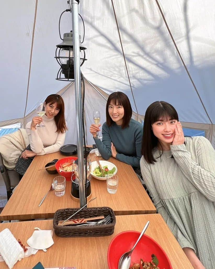 華彩ななさんのインスタグラム写真 - (華彩ななInstagram)「大好きメンバーで女子会納め❣️  渋谷の大好きなお店で✨️ しかも、テントで😂💕  15年末の心友のゆーこちゃん❣️ ３年前に私のプロデュース公演でご一緒してからずっと仲良しの飛鳥ちゃん❣️  二人ともポジティブでサバサバしてて、 一緒にいる時間が気持ちいい😊💓 精神的に自立してる人が好き❤️  ゆーこちゃんは彼氏、 飛鳥ちゃんは妹にしたい存在😊💓💓💓笑笑  来年もよろしくね❤️❤️❤️」12月29日 0時42分 - nanakasai