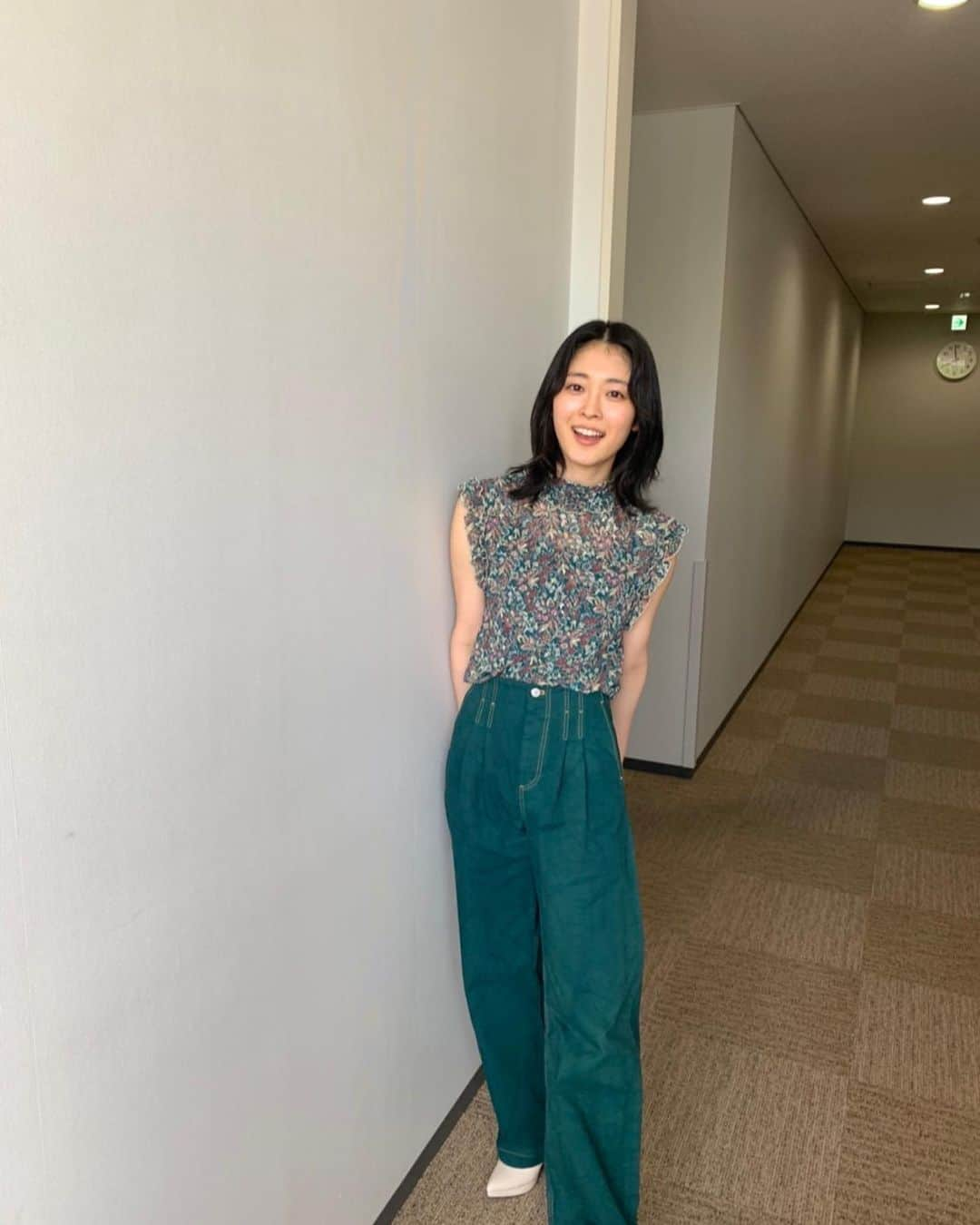 河村花さんのインスタグラム写真 - (河村花Instagram)「衣装載せ直し🫶 #ドデスカドようびデス  今年もお世話になりました。 生放送のドキドキ感大好きです！！ スタッフの皆さんやアナウンサーの皆さん いつも温かくて、沢山支えてもらっています。 また来年成長した所を見てもらえるように頑張ります！ #河村花」12月29日 8時55分 - hana_kawamura