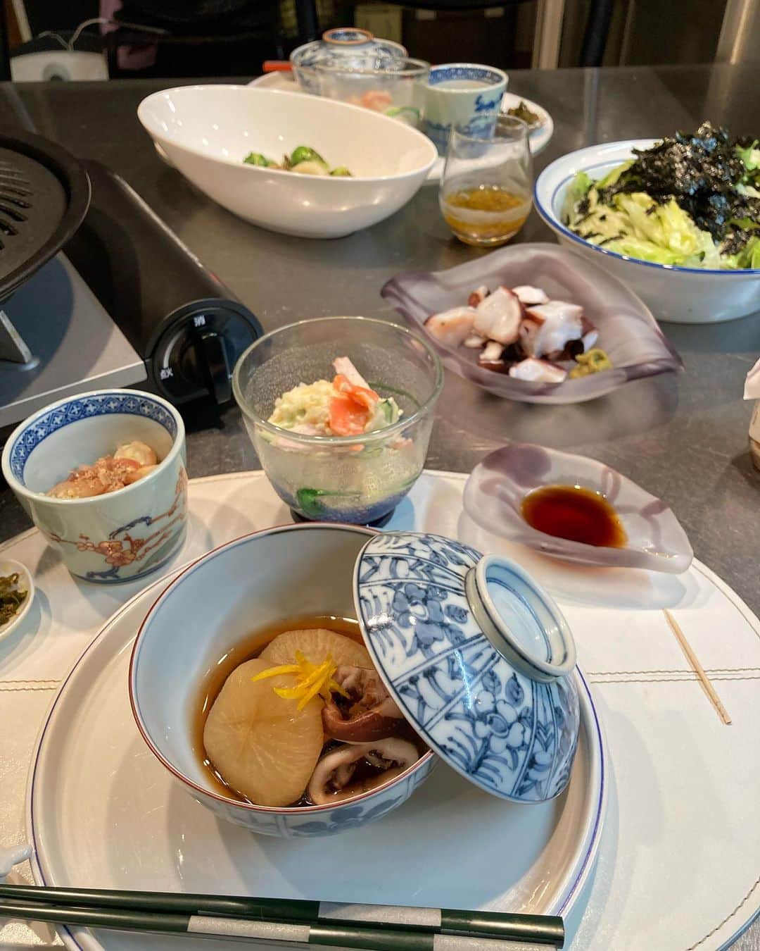 安藤優子さんのインスタグラム写真 - (安藤優子Instagram)「コトヨのワイン醤油‼️  本日もおそようございます‼️  昨日はホルモンでナイトの夕飯でした（笑）  で、頂き物の蛸を食べるのに、これまた頂き物のワイン醤油なるものを使ってみたら、驚きの美味‼️  新潟のお醤油屋さんが作っておられるそうで、ご自慢のお醤油に出汁とワインが隠し味になっていて、まろやかな旨みが広がります。  へえ〜ってホントに驚きました。  オリーブオイルや胡麻油に合わせればそのままドレッシングにもなりそうです。  楽しくなって、そのワイン醤油で、イカ大根も煮てしまいました。  大根の甘みが引き立ちます。  のでちょっと興奮して写真撮りましたよ（笑）  美味しいものっていっぱい日本中にあるのですね。  その他は、芽キャベツとニンニクのオリーブオイルソテーなどでした。  オマケはリンとの朝ンポ。  雪だるまみたいになっている私です。（笑）豆つぶみたいな画像ですいません。  さっ本日もこの晴天のチカラを借りて、まだ溜まっている仕事片付けます！  みなさま、本日も気持だけは晴れやかな一日をお過ごしくださいませ。  #フレンチブルドッグ  #安藤優子」12月29日 10時53分 - yukoando0203