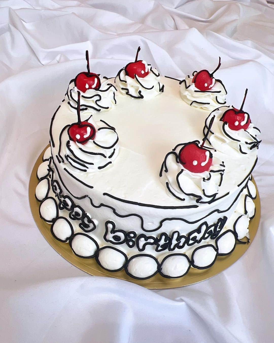 ゆん（並木優奈）さんのインスタグラム写真 - (ゆん（並木優奈）Instagram)「Birthday cakeは @dolce_maririsa で 2Dケーキをオーダーしたよ🎂  お誕生日はここのケーキを よくオーダーしてる♡  ろうそく付けるの忘れて 食べてる途中でやったら ハマっちゃって何回もやったんだけど りおなのお祝いもしてあげる 3歳のらいなでした❣️  #birthdaycake」12月29日 13時37分 - yunaaaaa.x