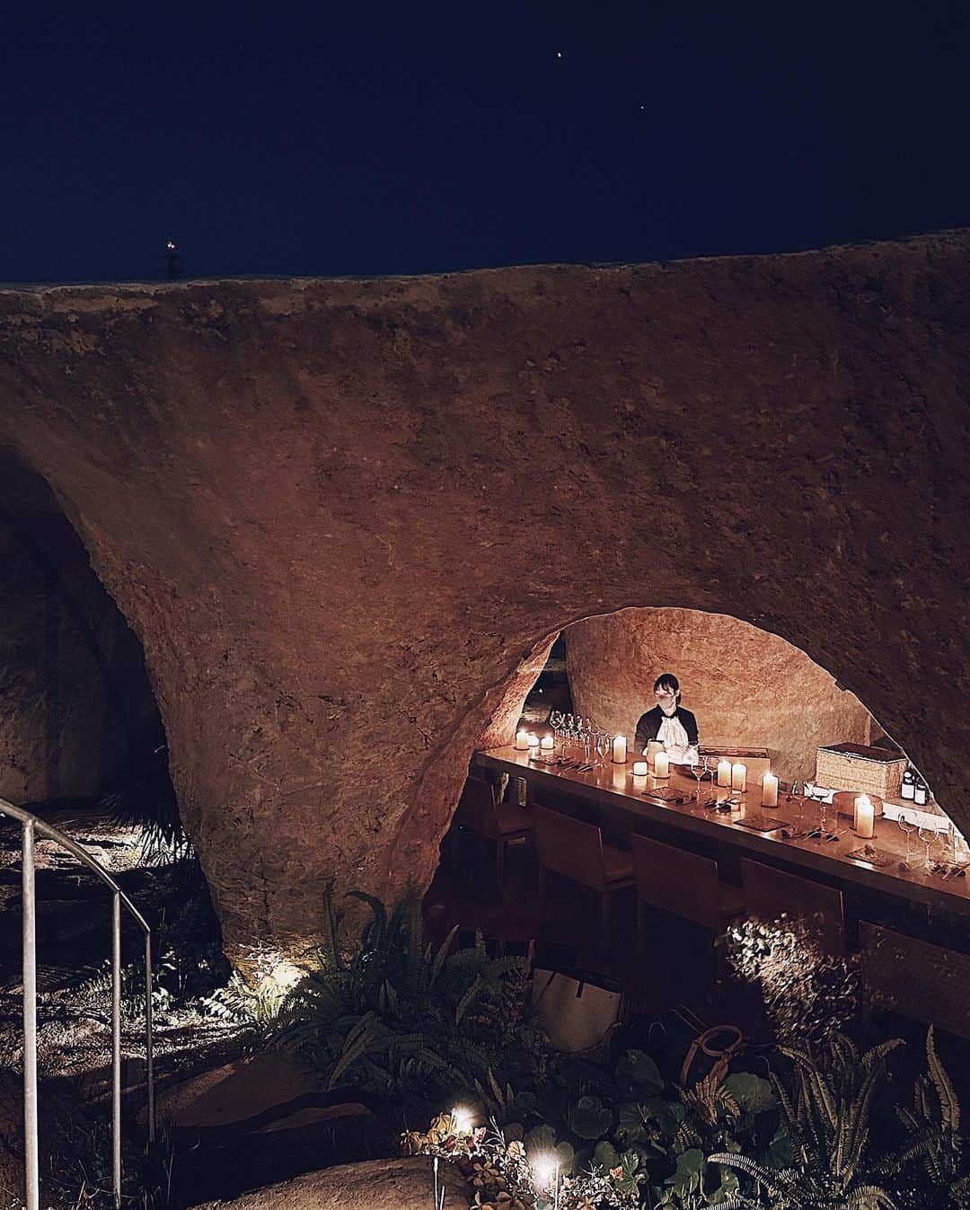 三浦大地さんのインスタグラム写真 - (三浦大地Instagram)「師匠であり周波数友達のゆかりちゃん @otayukari のお誕生日を山口県の洞窟のような建築のレストラン @okcs_maison_owl で。  幻想的な空間と本当に美味しい食事をこうしてみんなで共有しながら同じ地球のこの時代に生まれてきてくれてありがとうと思える時間は尊い。  誕生日おめでとう！というより、誕生日ありがとう。だね。」12月29日 15時15分 - daichi_1127