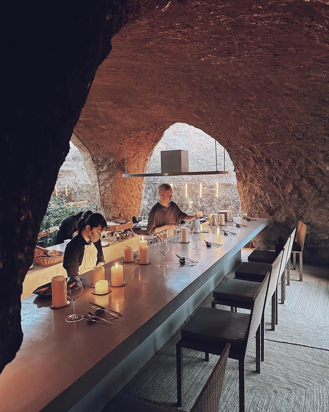 三浦大地さんのインスタグラム写真 - (三浦大地Instagram)「師匠であり周波数友達のゆかりちゃん @otayukari のお誕生日を山口県の洞窟のような建築のレストラン @okcs_maison_owl で。  幻想的な空間と本当に美味しい食事をこうしてみんなで共有しながら同じ地球のこの時代に生まれてきてくれてありがとうと思える時間は尊い。  誕生日おめでとう！というより、誕生日ありがとう。だね。」12月29日 15時15分 - daichi_1127