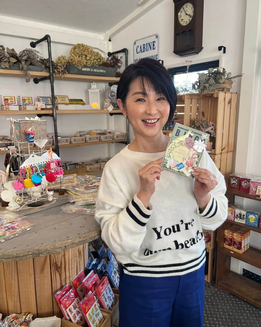 小島奈津子さんのインスタグラム写真 - (小島奈津子Instagram)「2022.12.29 #ぶらり途中下車の旅  船橋にある、素敵なヴィンテージ紙雑貨専門店@_c_h_e_r_i_ 　さんに お邪魔しました。  こういうお店✨✨〜大好き！ 女子心をくすぐられるなぁー。 全部欲しくなるなる！  放送はされていなかったのですが、 お店で、カードを作らせてもらいました。 一瞬、写ってたけどー。  年代物のビンゴカードを台紙に、 サンタの#クロモス　や、 バスや地下鉄のチケット、 使用済みのヴィンテージ切手などを 購入して、、、 今年はエリザベス女王が亡くなられたので、 ロイヤルブルーの女王の切手を貼ったり、 来年は兎年なので、金のウサギ🐰を入れてみたり！ 楽しくて、楽しくてー、ハマりそうです。」12月29日 16時40分 - kojimanatsuko_official