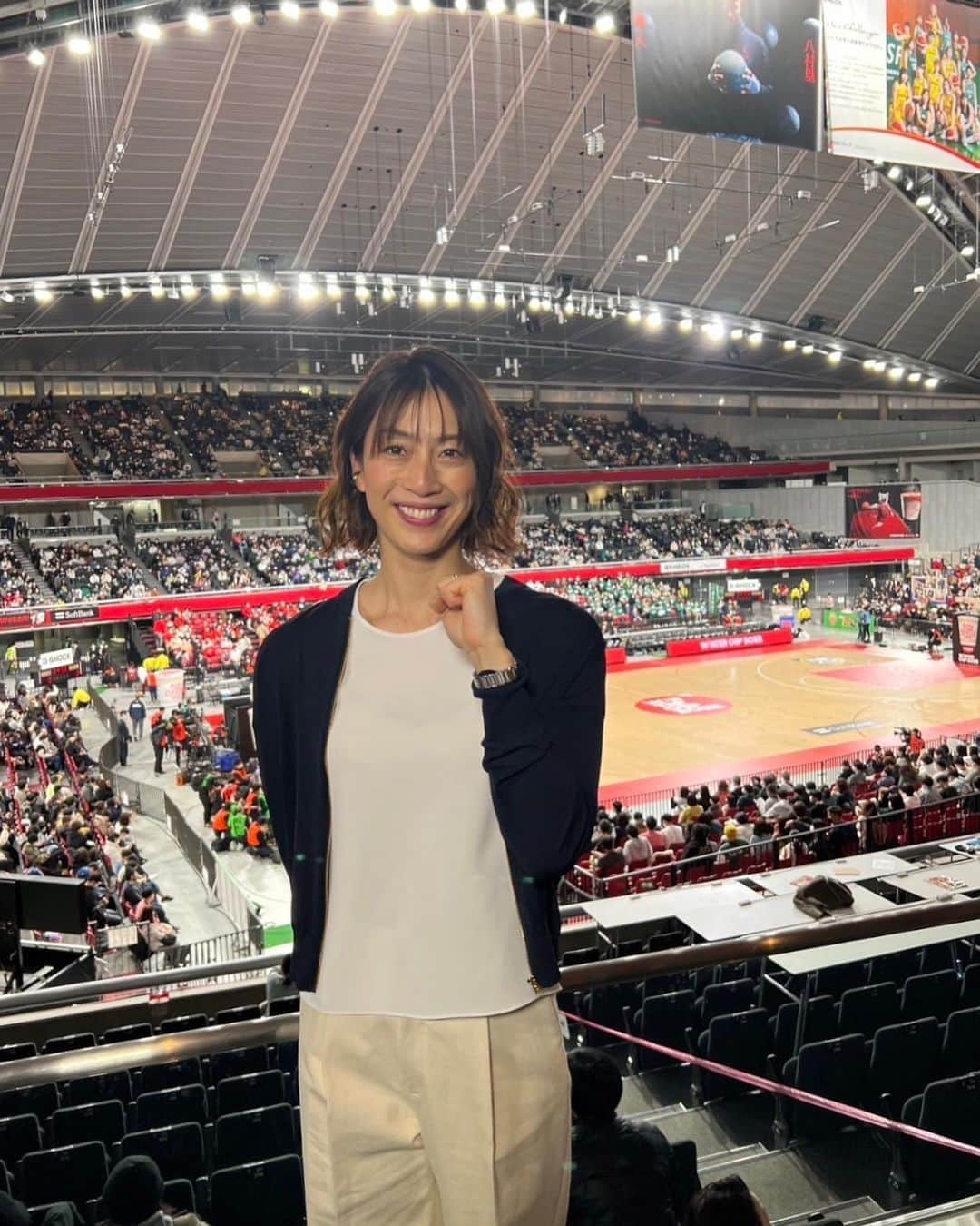 寺川綾さんのインスタグラム写真 - (寺川綾Instagram)「ソフトバンクウインターカップ2022🏀 今日男子決勝が行われ、 開志国際高校が初優勝、有終の美を飾りました👏✨✨ 福岡第一高校の勢いもテクニックも素晴らしく、熱い闘いでした💪‼️ 今年も高校生のキラキラした表情と熱い闘志を近くで感じさせていただき感動しました🥹 やっぱりスポーツって素晴らしい👏 今日は最後に優勝インタビューまでやらせていただきありがとうございました🎤🏀 また来年はどんな闘いが待っているのか、今からワクワクします😊 #ソフトバンク #ウインターカップ2022 #バスケットボール  #basketball  #12月29日  #オンエア  #衣装 #ベイジ  #beige  #イヤーカフ  #リング  #yoaa  #ゴールドアクセサリー  #ありがとうございました🙏」12月29日 16時51分 - terakawaaya_official