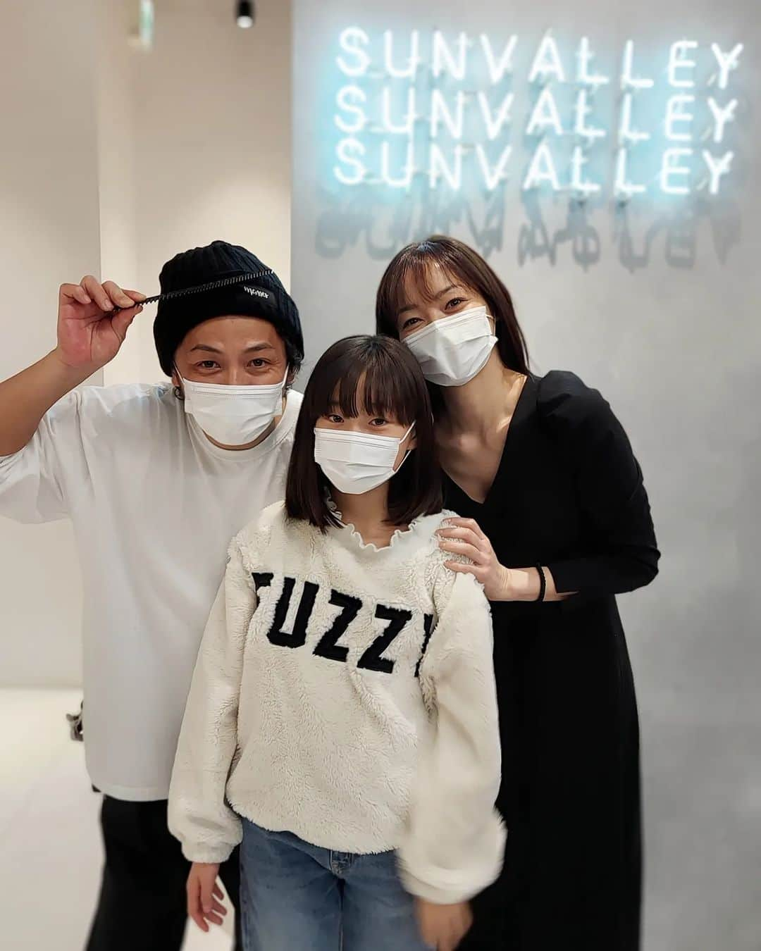 佐藤純さんのインスタグラム写真 - (佐藤純Instagram)「娘と一緒に年内最後のSUNVALLEYへ✂️  バレエの発表会が終わったら短くしたい‼️しぶけんに切ってもらいたい‼️とずっと言っていた娘。  @_sunvalley_   @shibuken_sunvalley   切ってもらって、めっちゃご機嫌😃⤴️⤴️  嬉しすぎてニヤニヤがとまらない娘でした。  しぶけん、ありがとー🙌  #sunvalley #サンバレー #表参道 #美容室 #渋谷謙太郎 さん #しぶけんありがとー #ヘアカット #ママ #ママモデル #モデル #mama #mamamodel #model」12月29日 16時51分 - junsatoidea